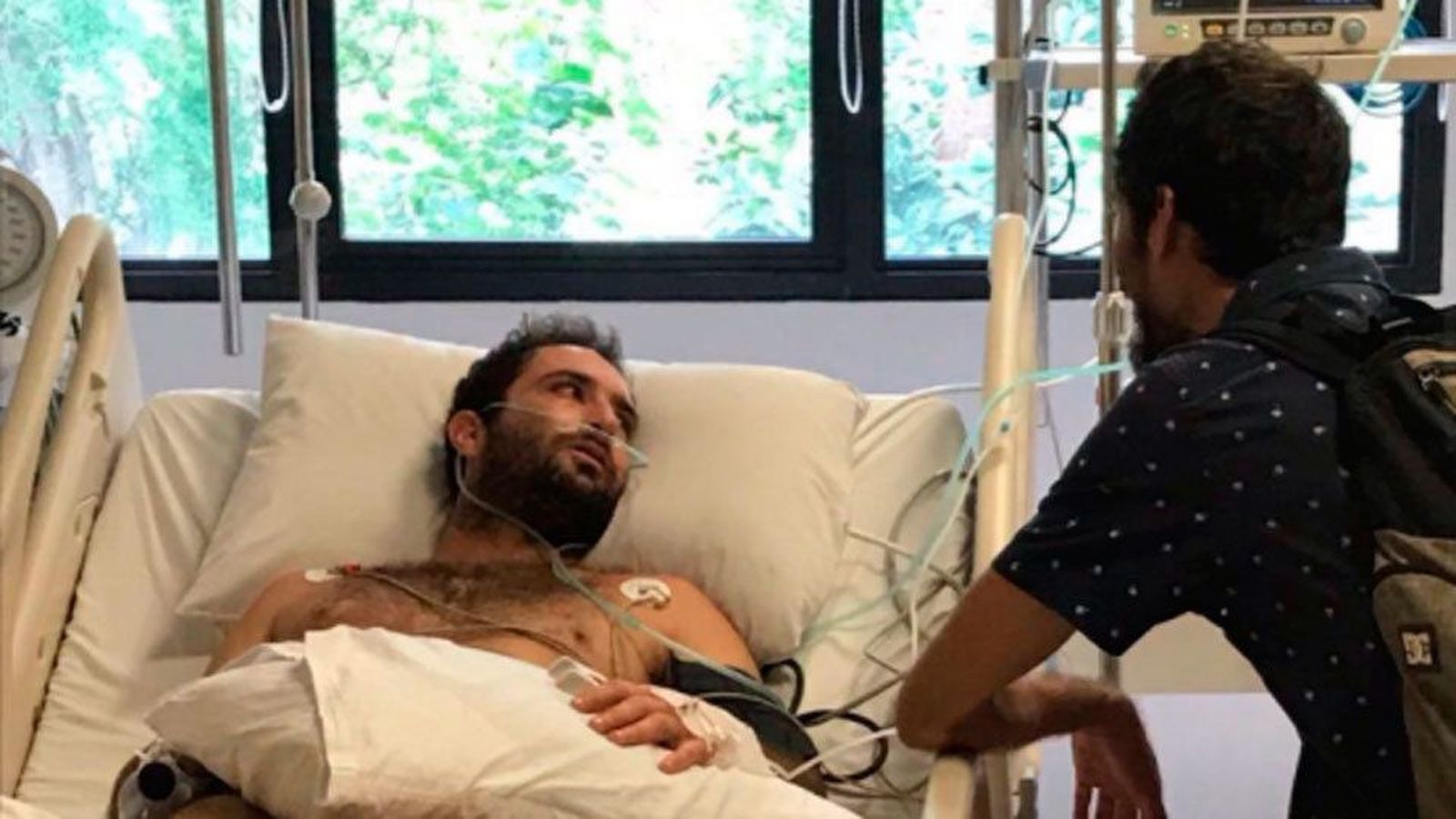 Vuelve a España el surfero enfermo de leucemia en Bali en un avión con apoyo médico