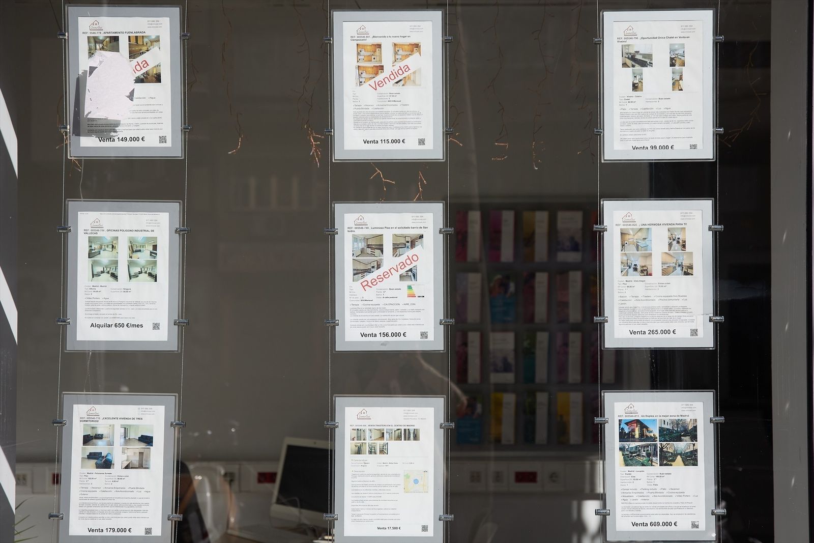 Anuncios de pisos en venta en una inmobiliaria de Madrid