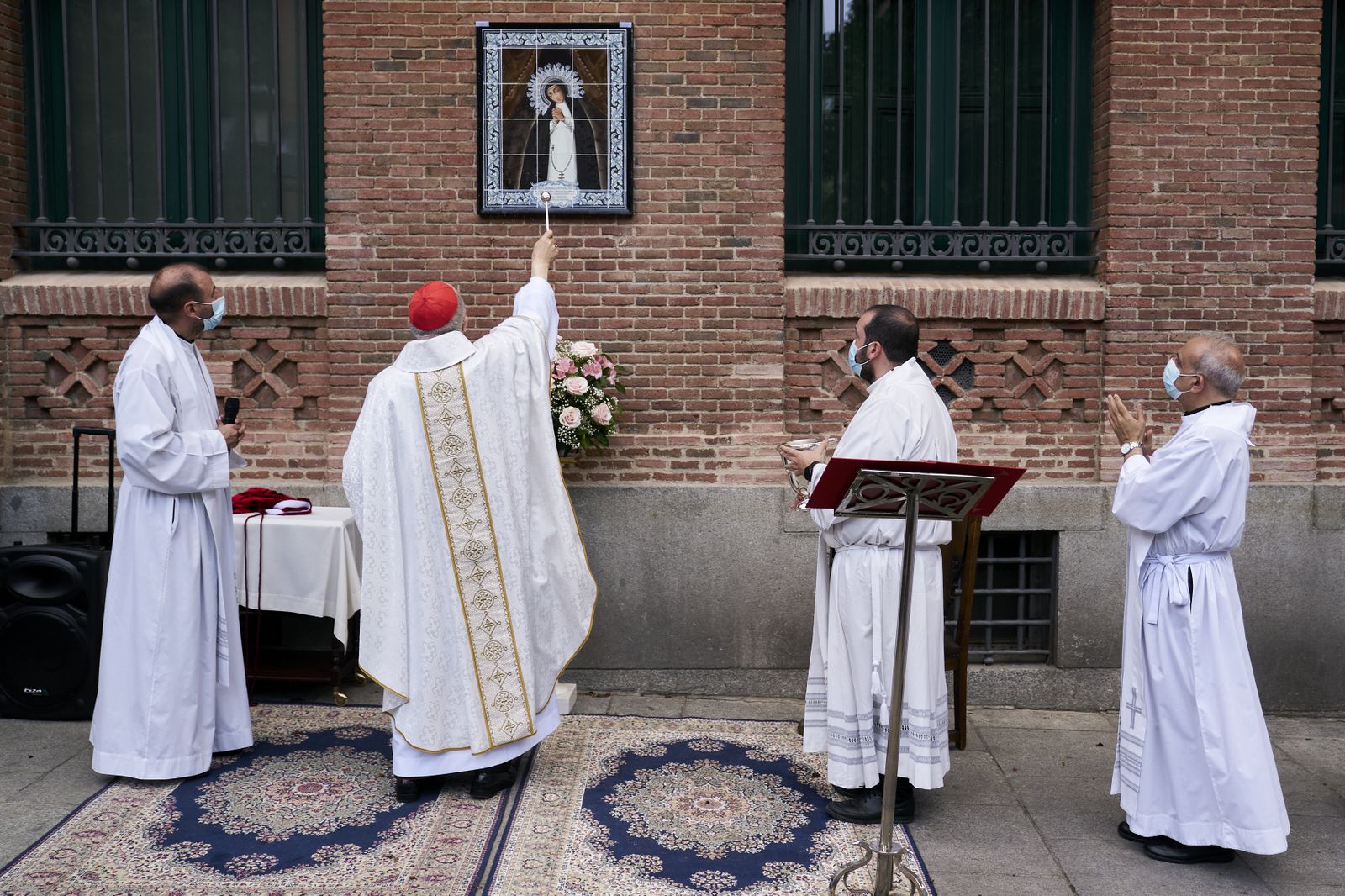 El arzobispo de Madrid, Carlos Osoro, bendice el retablo de la Virgen de la Paloma
