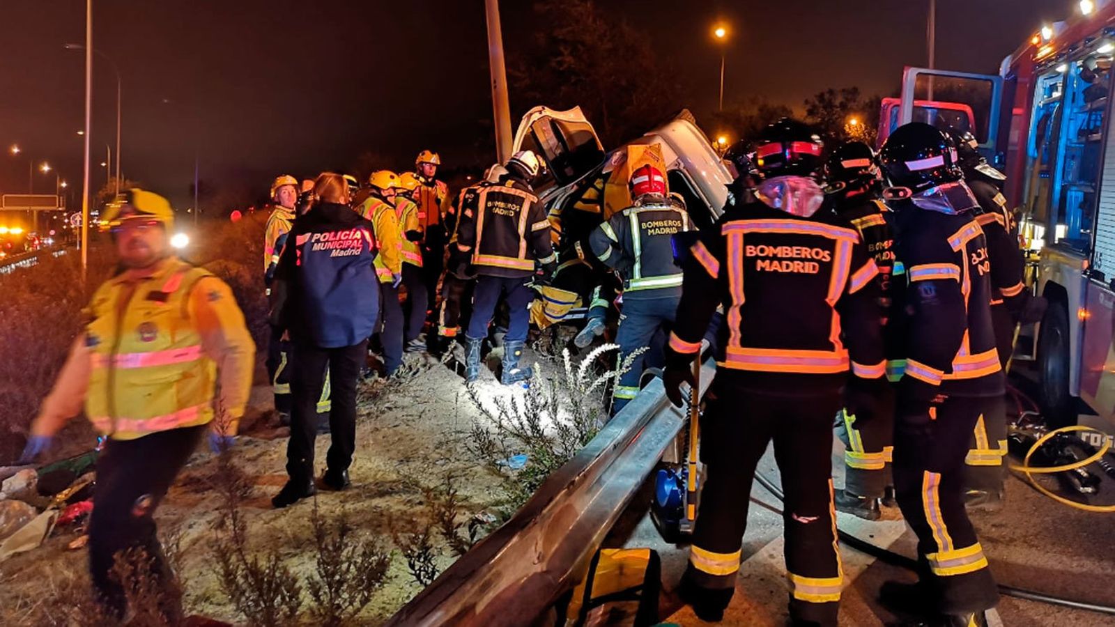 Herido con pronóstico reservado tras salirse de la vía de servicio en A-2