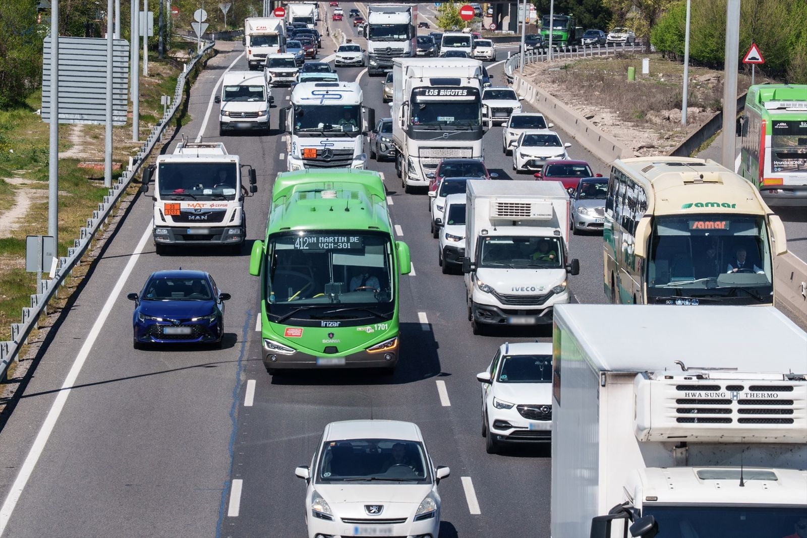 Tráfico denso en una carretera de Madrid