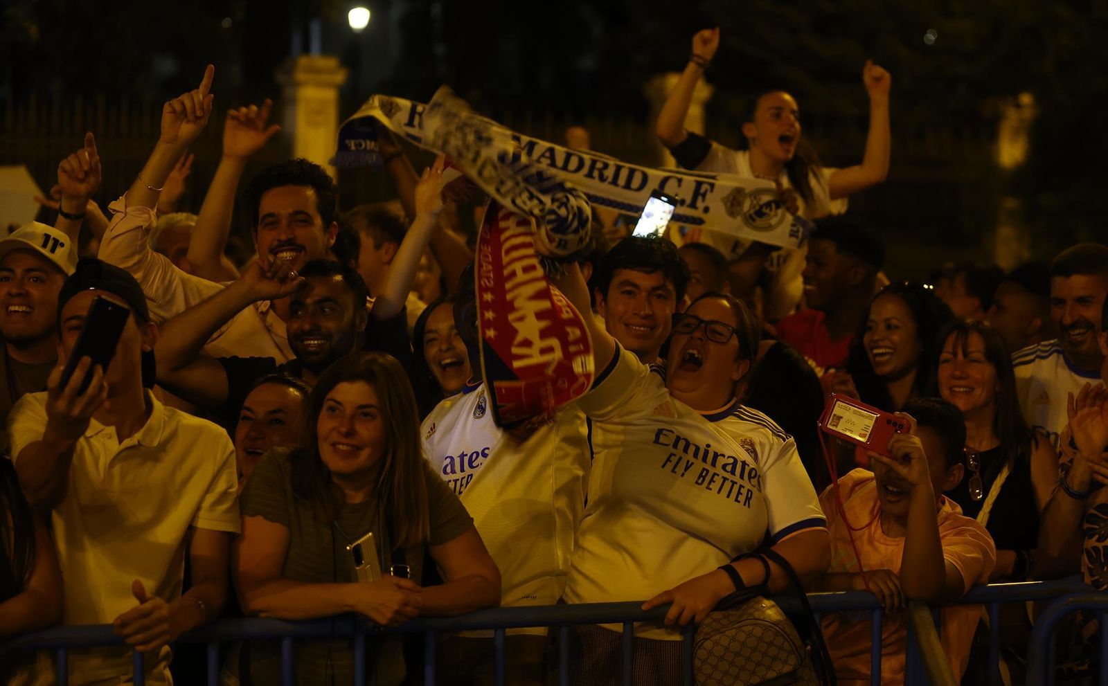 Fotogalería: Los aficionados celebran la victoria en Cibeles