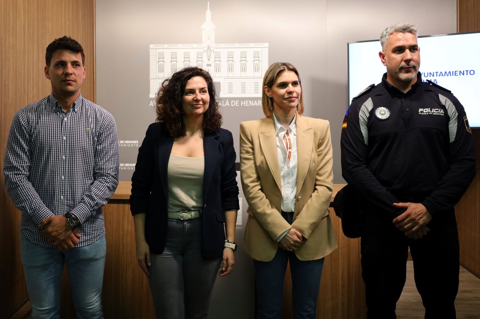 El comisario de Policía Local de Alcalá, Luis Antonio Moreno,  junto a la alcaldesa, Judith Piquet
