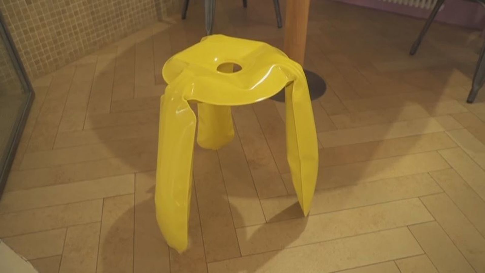 Aunque parece de plástico, este taburete es de metal y cuesta nada más y nada menos que 500 euros.