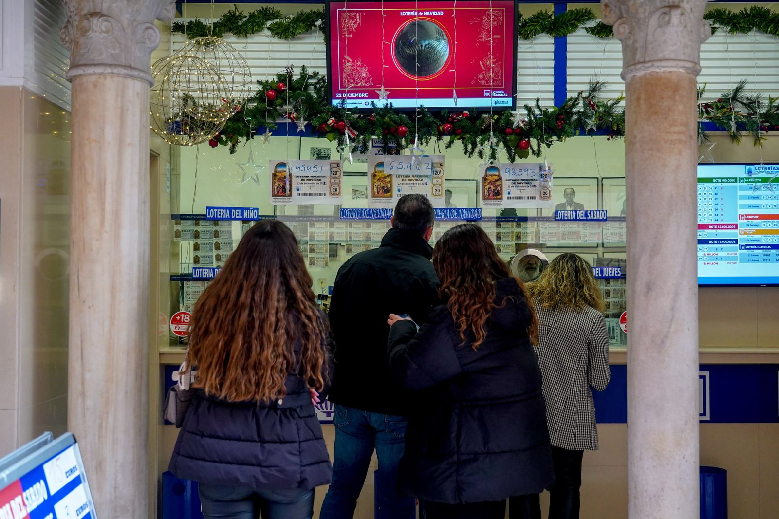Colas para comprar Lotería de Navidad