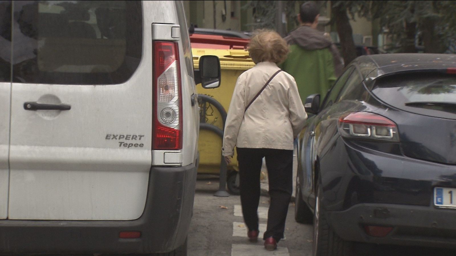 Vecinos y comerciantes, enfrentados por los parquímetros en Valdezarza