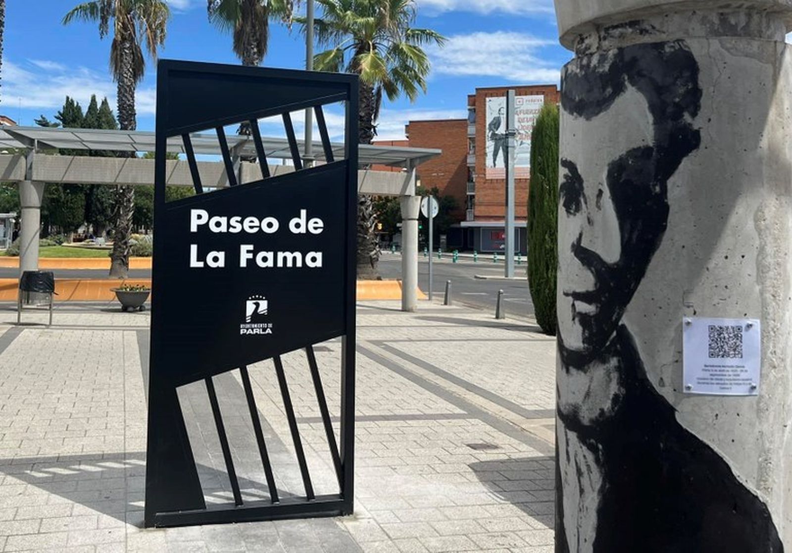 El Paseo de la Fama de Parla con una de sus columnas homenaje a vecinos ilustres