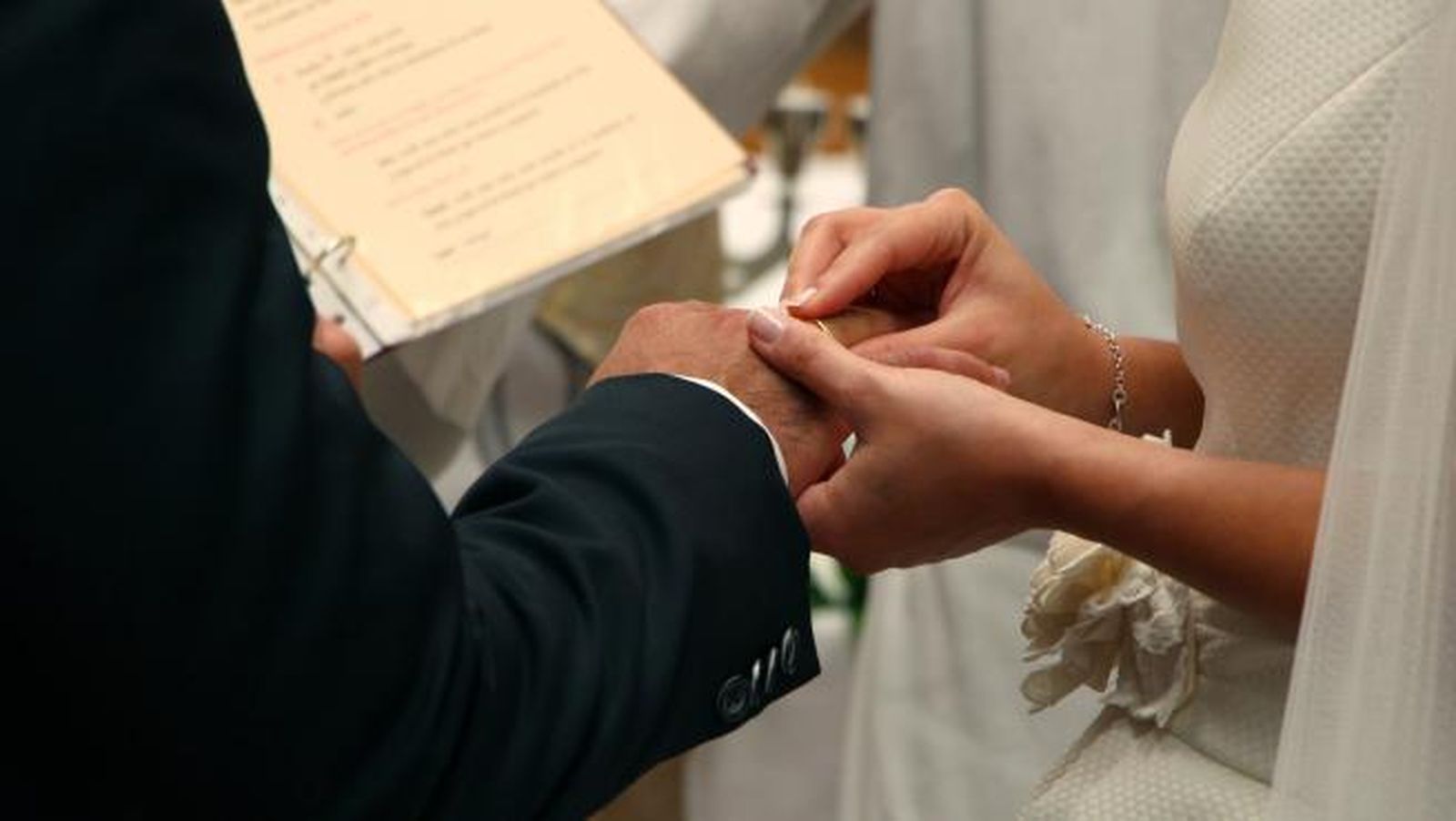 Dos personas contraen matrimonio