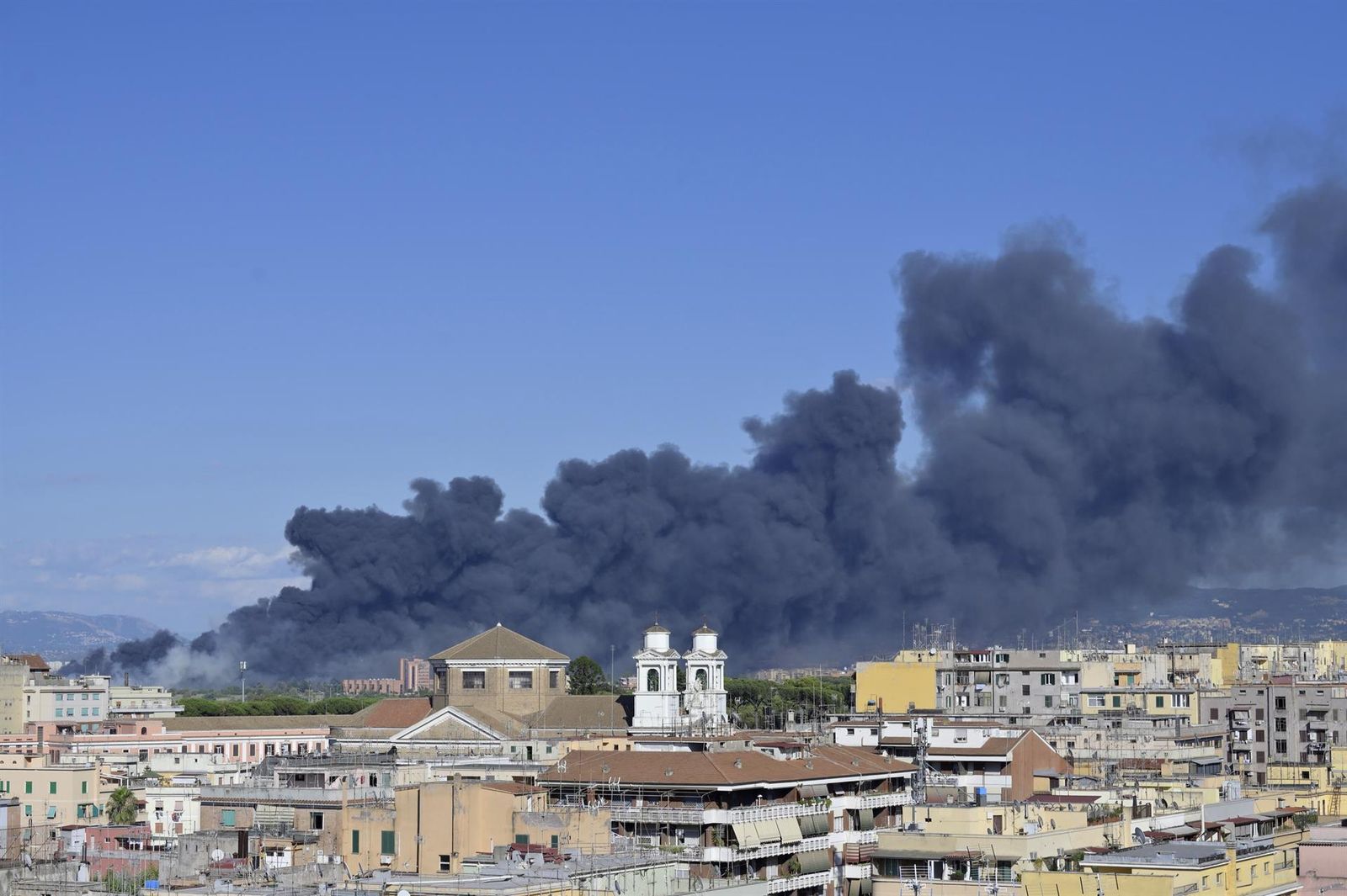 Un gran incendio se extiende en la zona este de Roma, 9 de julio de 2022