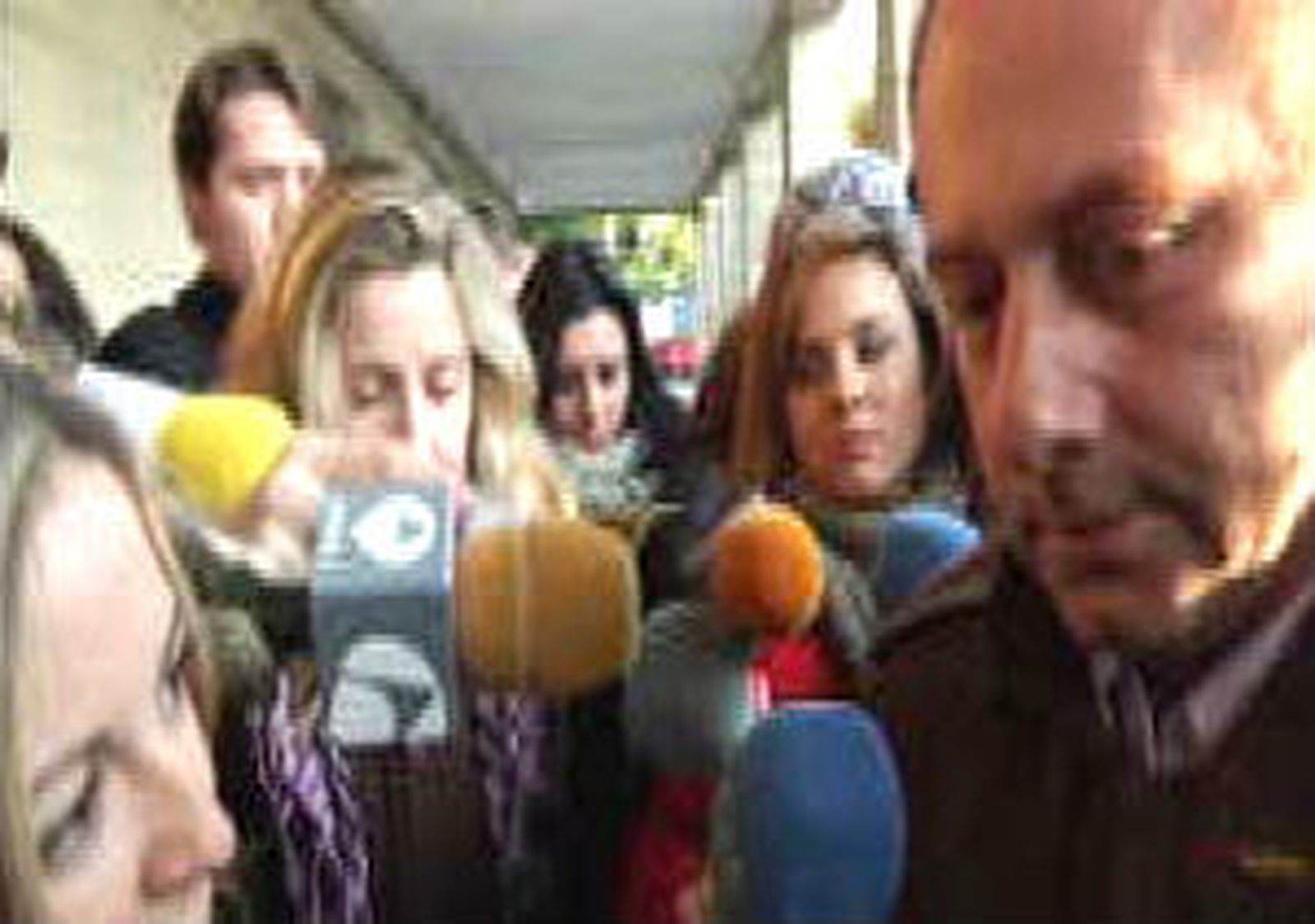 Padres de Marta del Castillo a la entrada del juzgado
