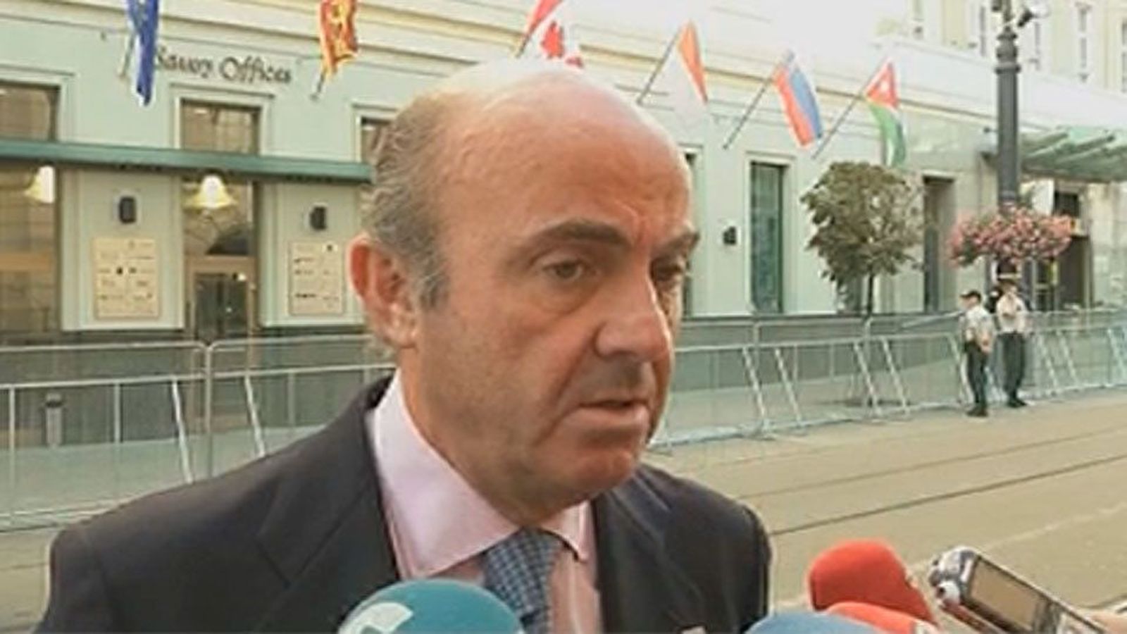 Guindos quiere explicar el nombramiento de Soria en el Parlamento "lo más rápido posible"