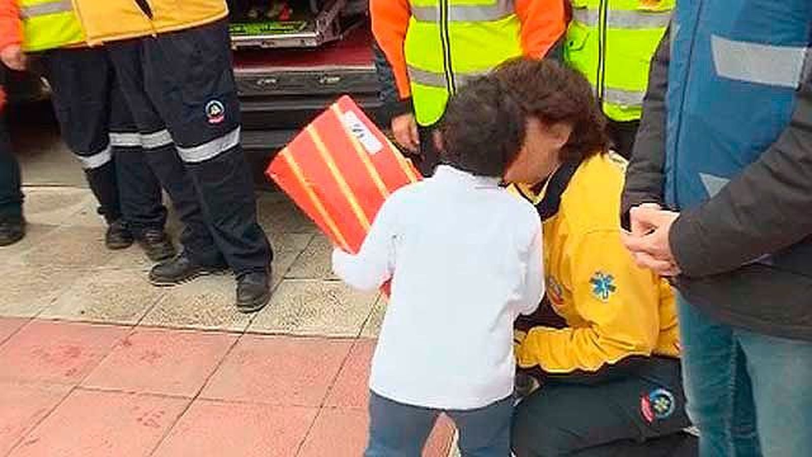 Sammur entrega regalos a los niños de más de 100 familias sin recursos