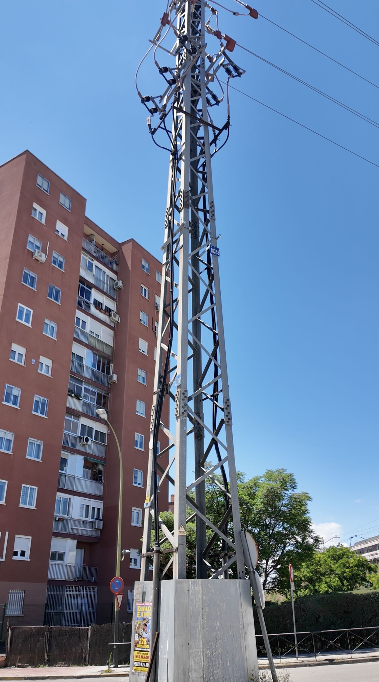 Torre de una línea eléctrica aérea de media tensión en el barrio de El Soto, Móstoles