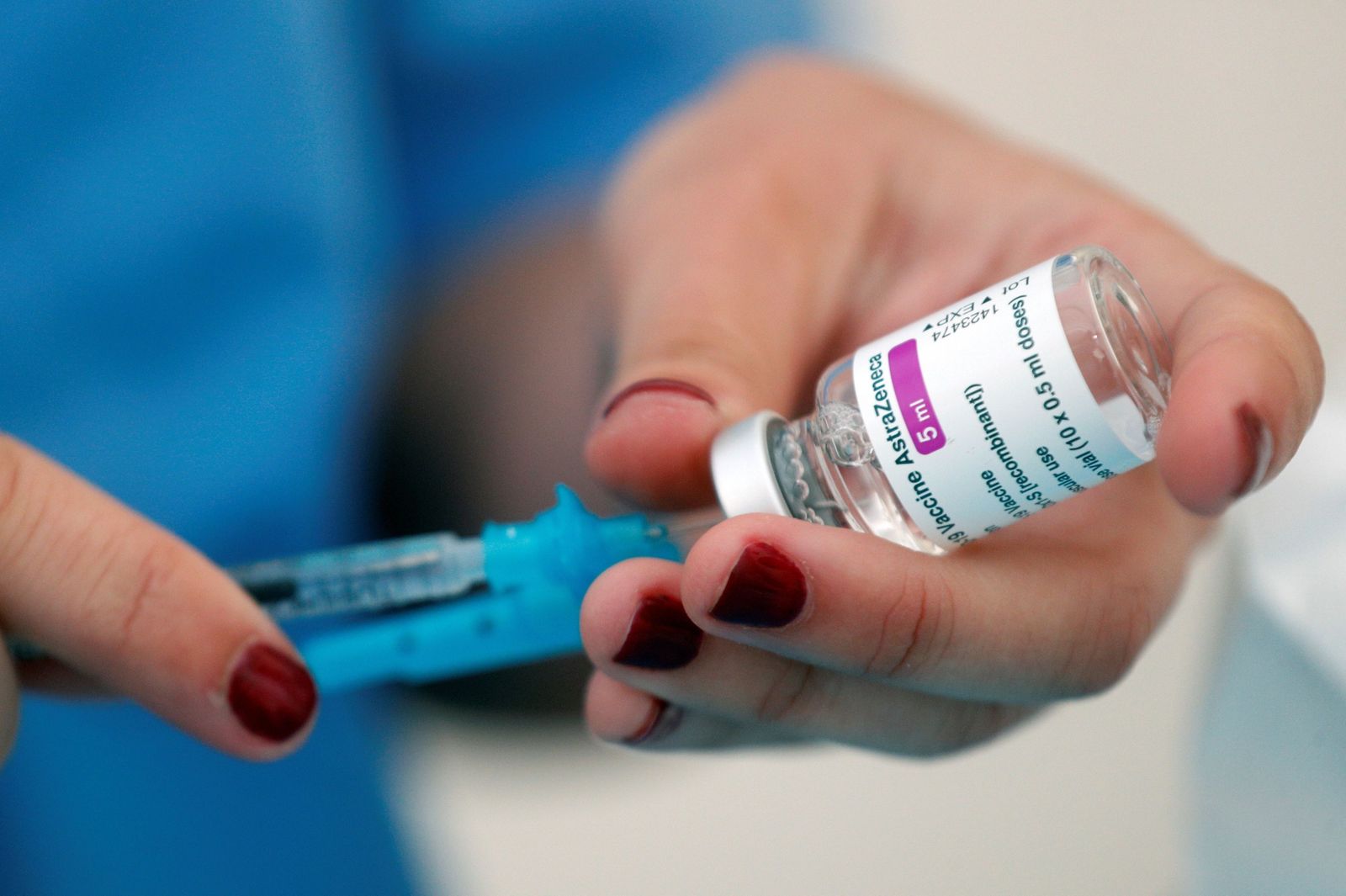 Darias confirma que se ampliará vacunación con AstraZeneca hasta los 65 años