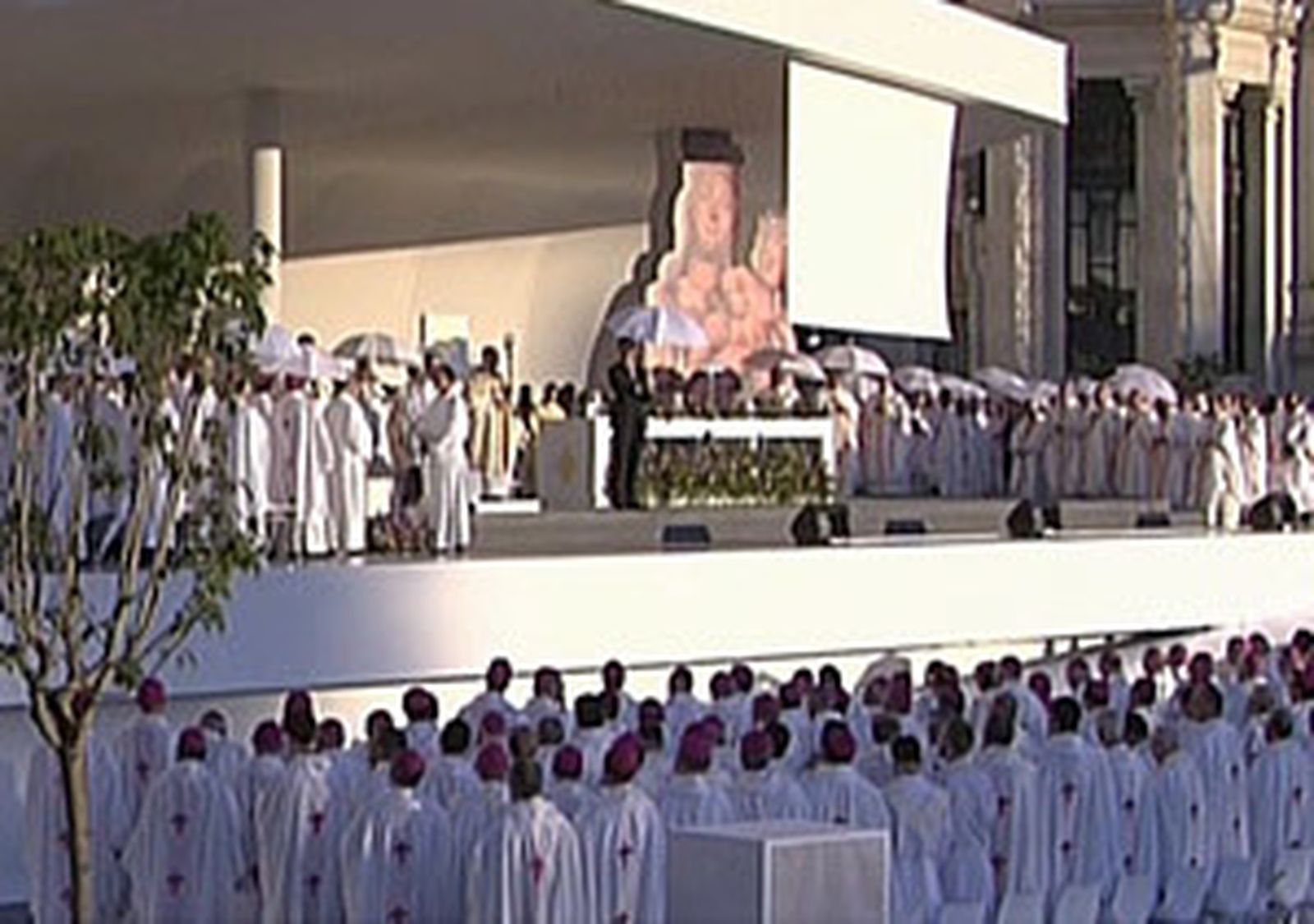 Multitudinaria misa en Cibeles