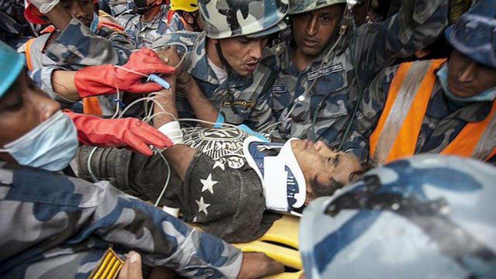 Rescatan con vida a un joven nepalí tras cinco días bajo los escombros