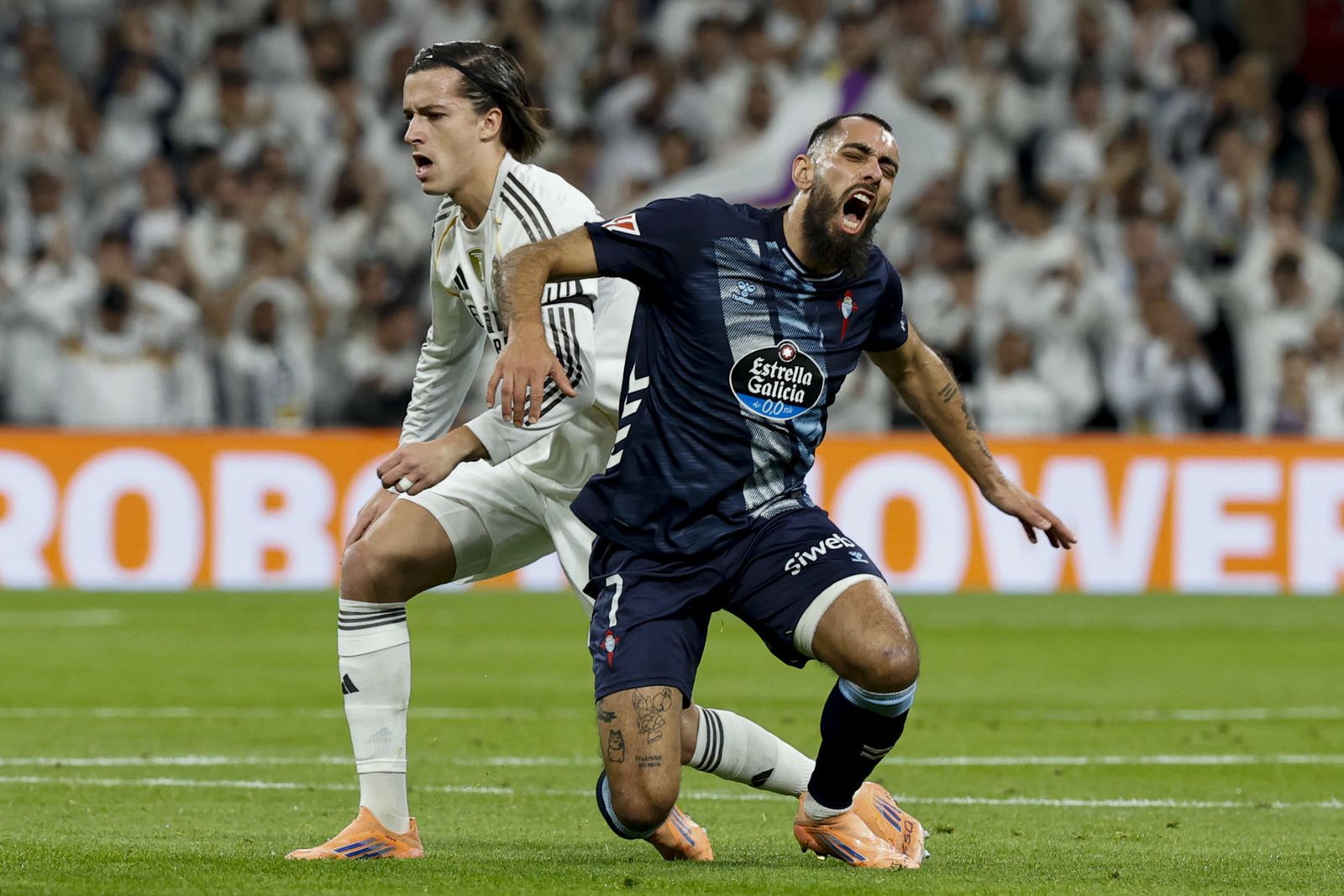 Álvaro Carreras ante el Celta