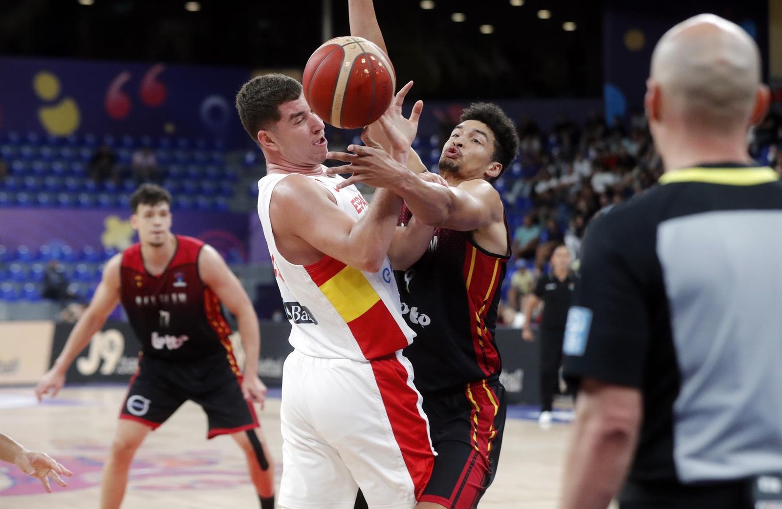 Joel Parra pugna por el balón con el belga Ismael Bako