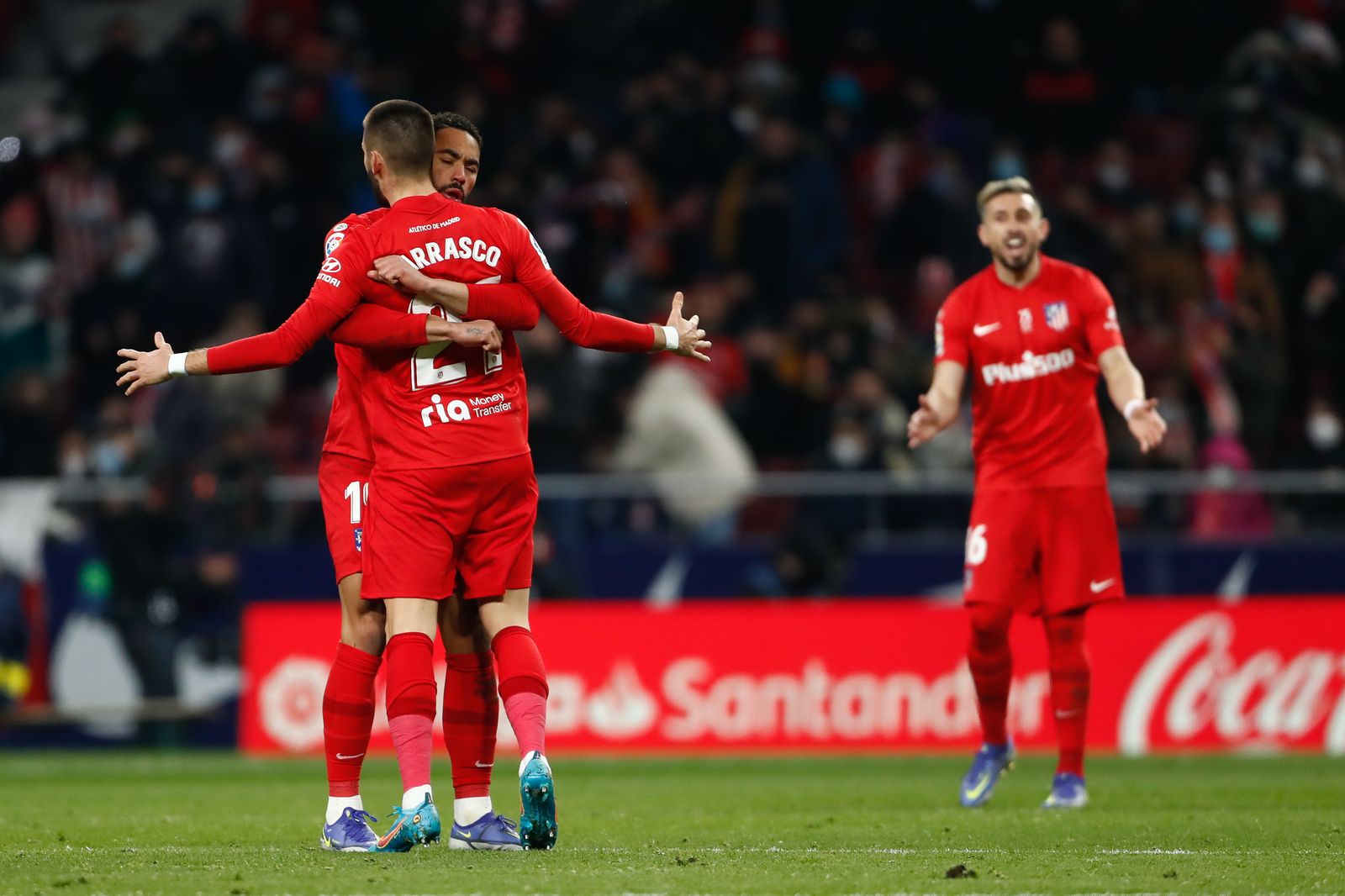Cunha abraza a Carrasco para celebrar el primer gol del Atleti