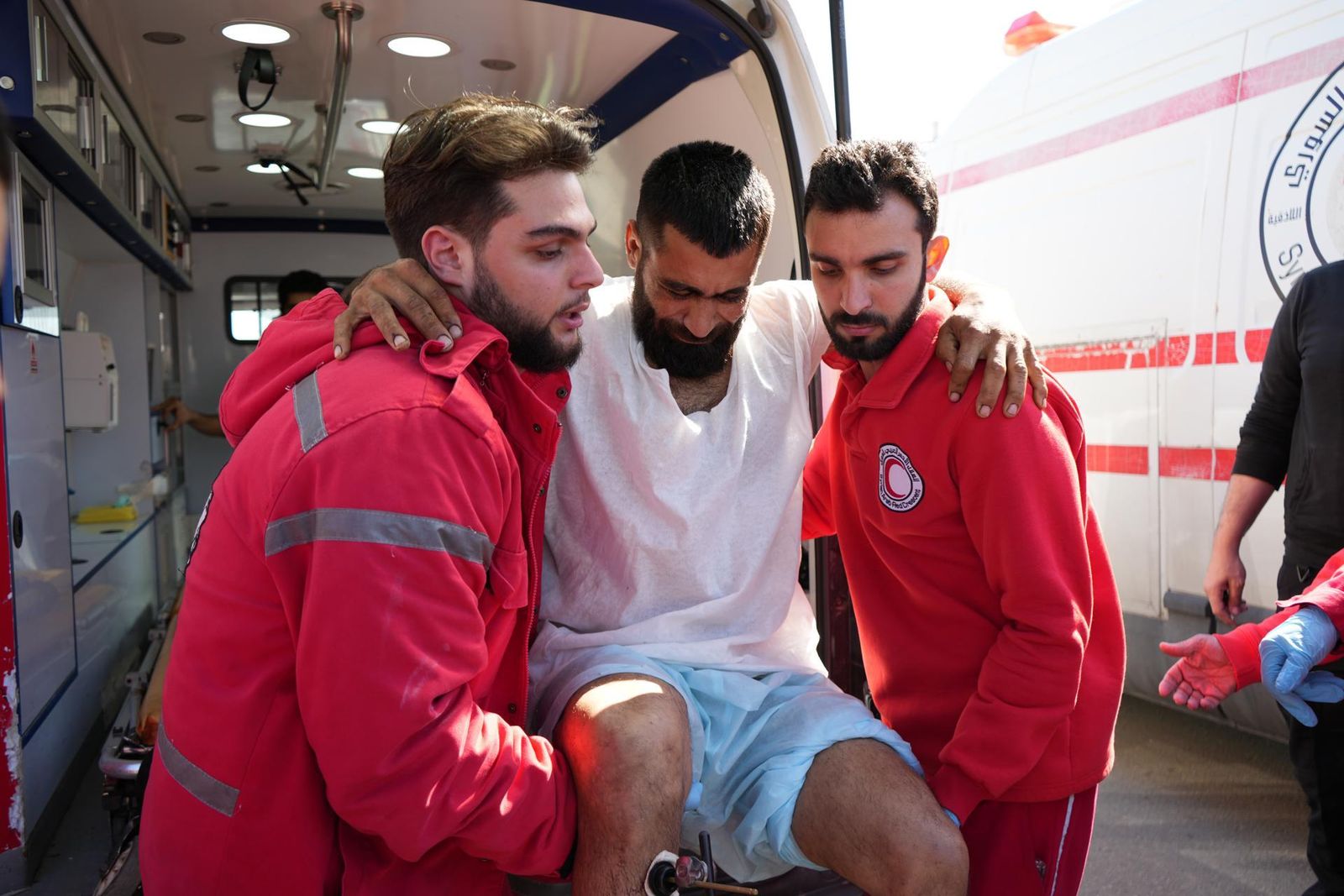 Médicos asisten a un sirio herido