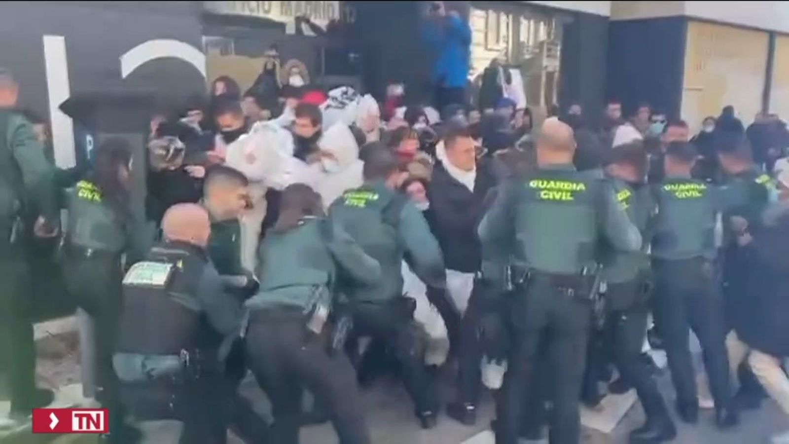 Cinco guardias civiles, heridos en el desalojo de una casa okupada en Collado Villalba