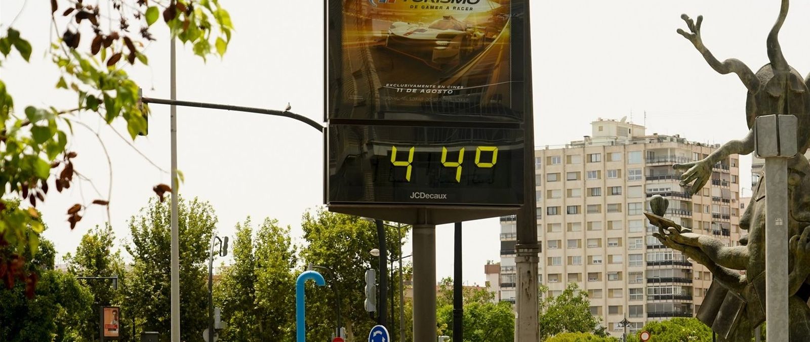 Termómetro exterior en una calle