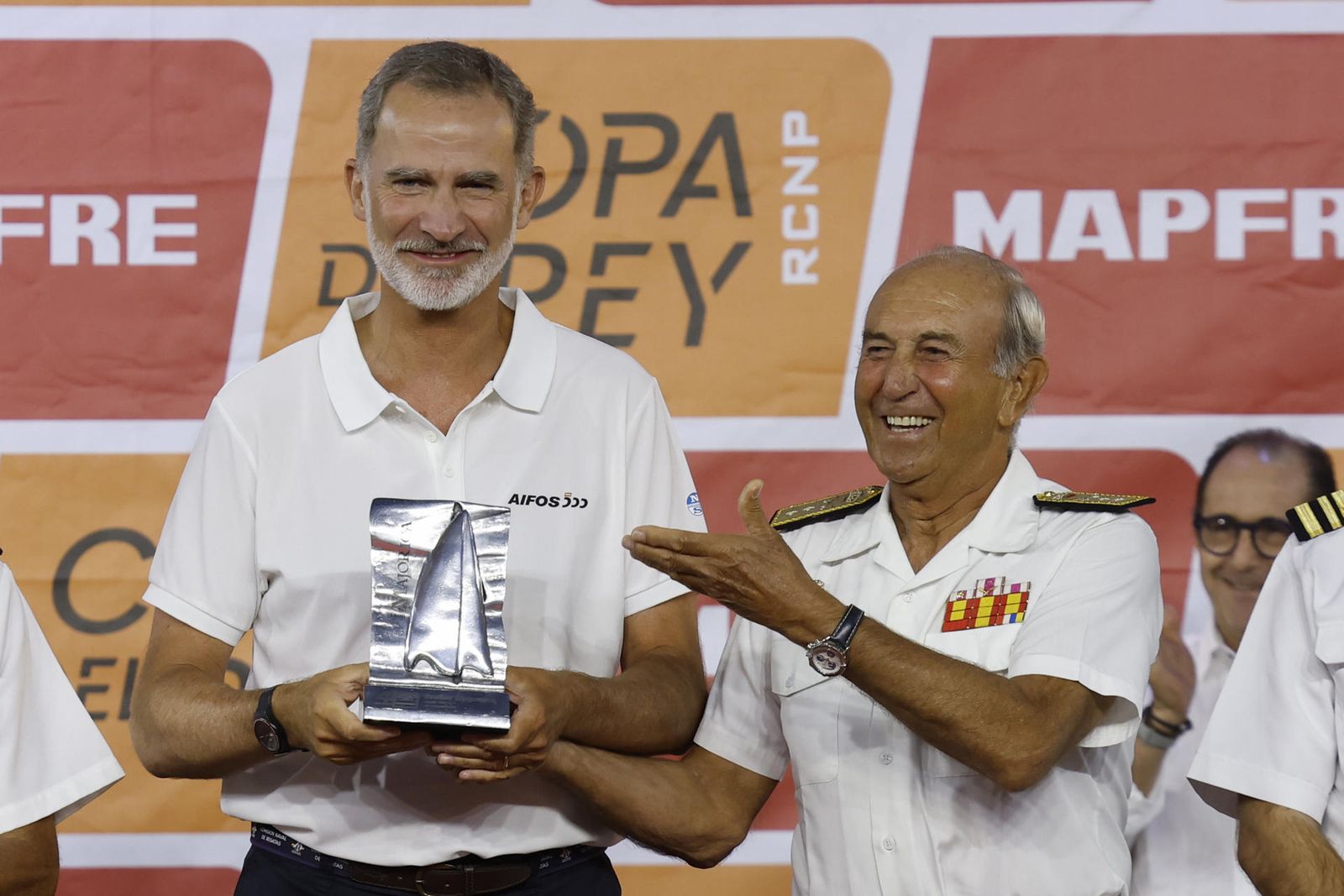 El Aifos, segundo, sube al podio por primera vez con Felipe VI a la caña