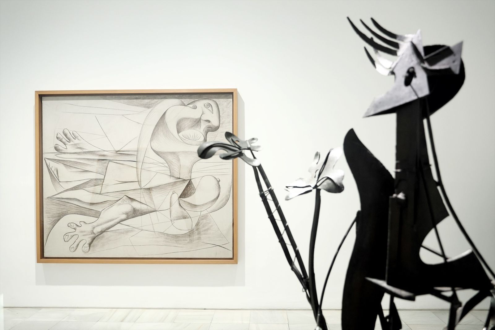 La obra 'La nadadora' y la escultura 'Mujer en el jardín' de Picasso en el Museo Reina Sofía