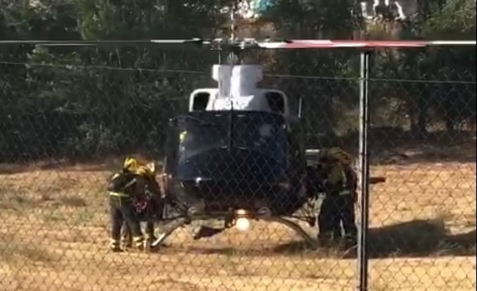 Varios bomberos se suben a un helicóptero en Majadahonda