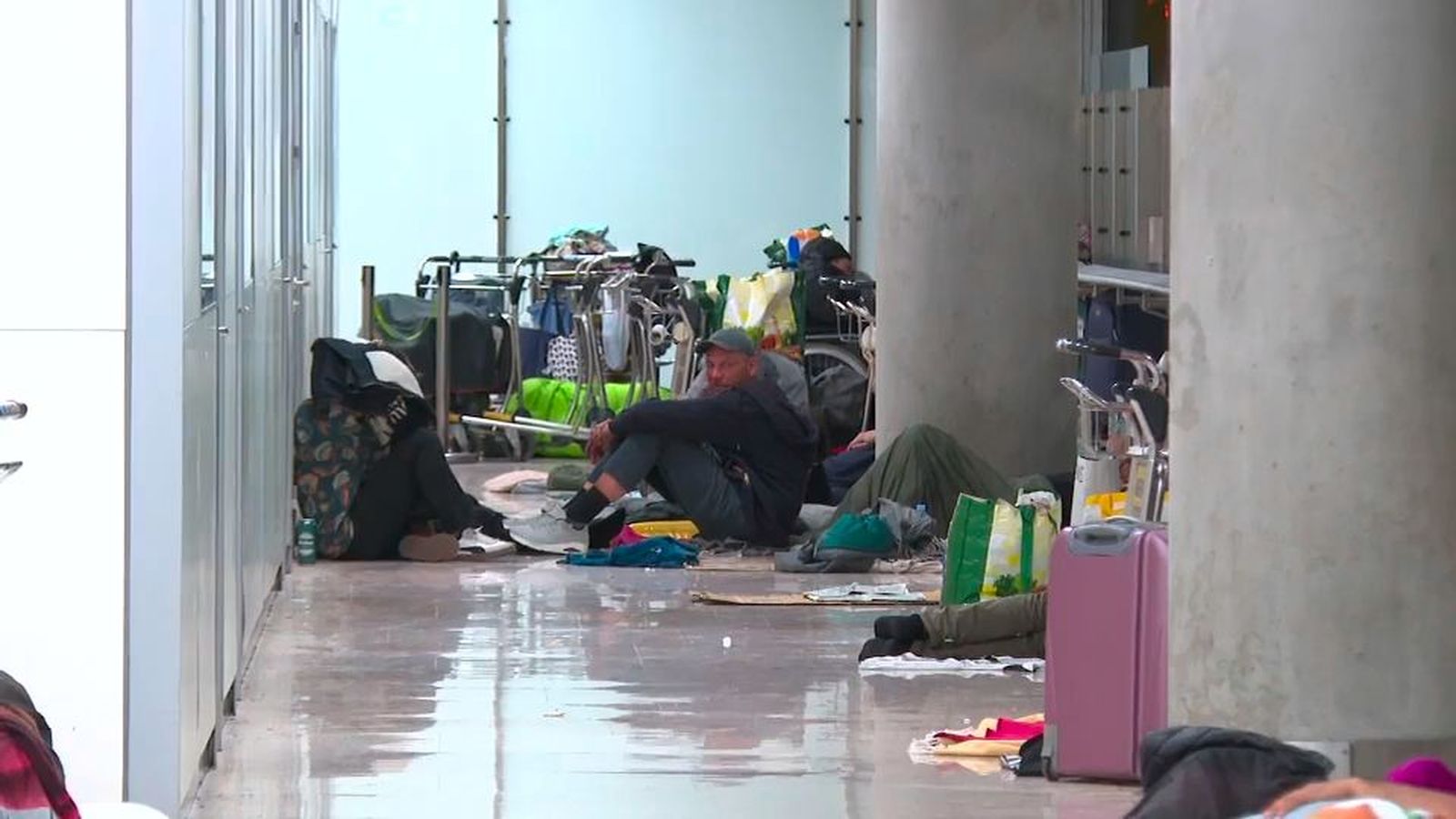 Las medidas de Aena: Fumiga el aeropuerto, impide acceder sin billete y no permite llevar comida a los sin techo