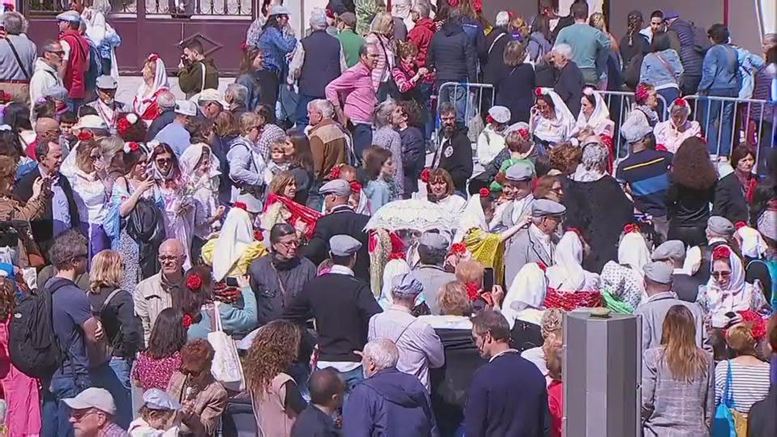 Los madrileños abarrotan desde primera hora la pradera de San Isidro