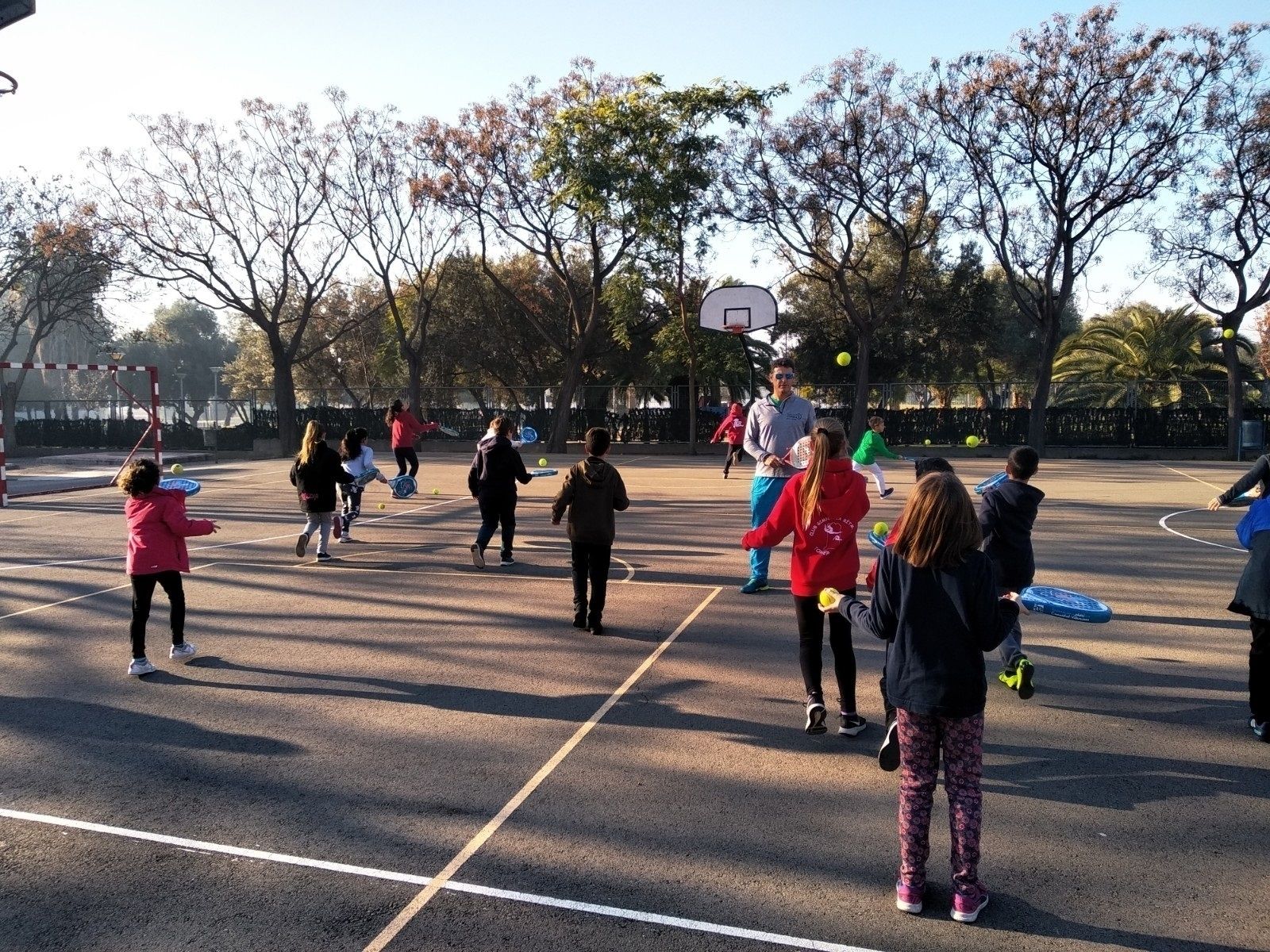 Alumnos en clase de educación física