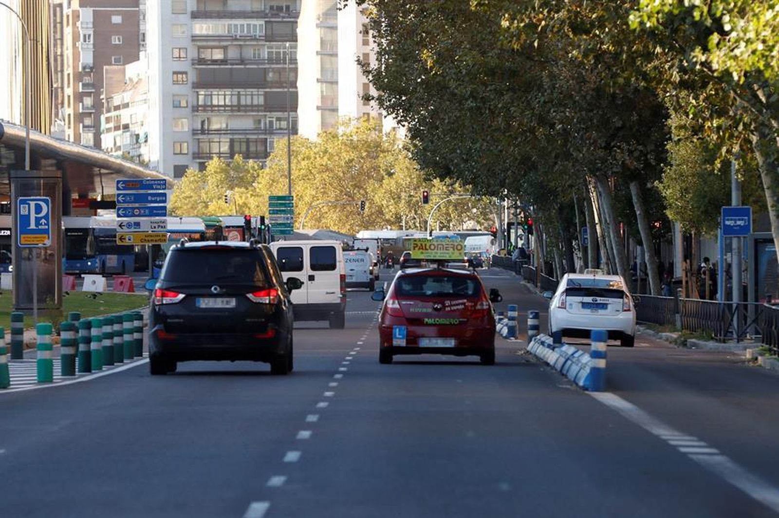 Varios coches circulan por una calle de Madrid