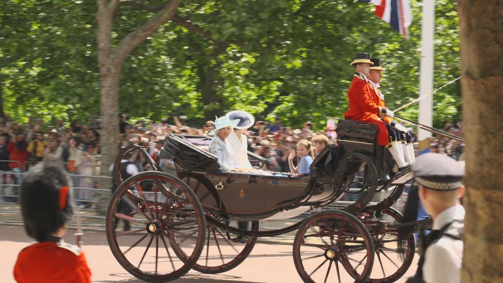 Así vivimos el desfile que este año celebraba el cumpleaños y el Jubileo de Isabel II de Inglaterra