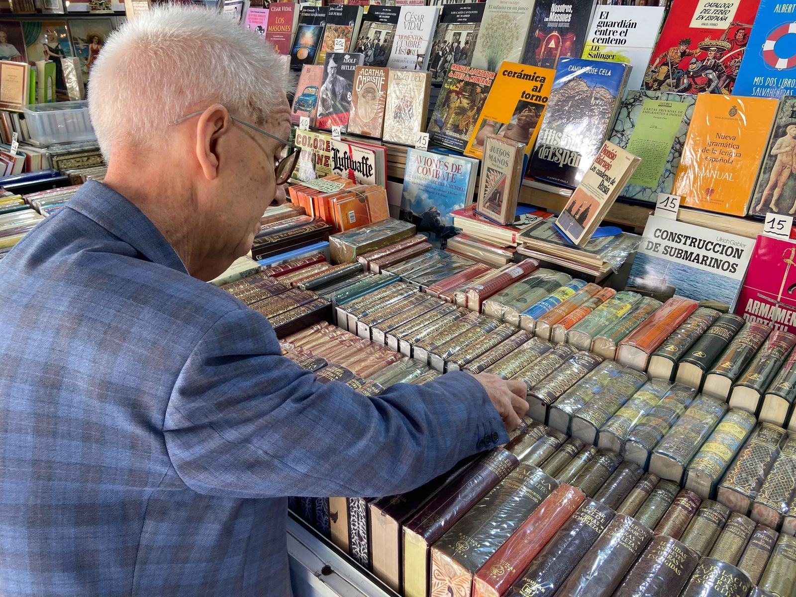 Persona en la feria del libro antiguo