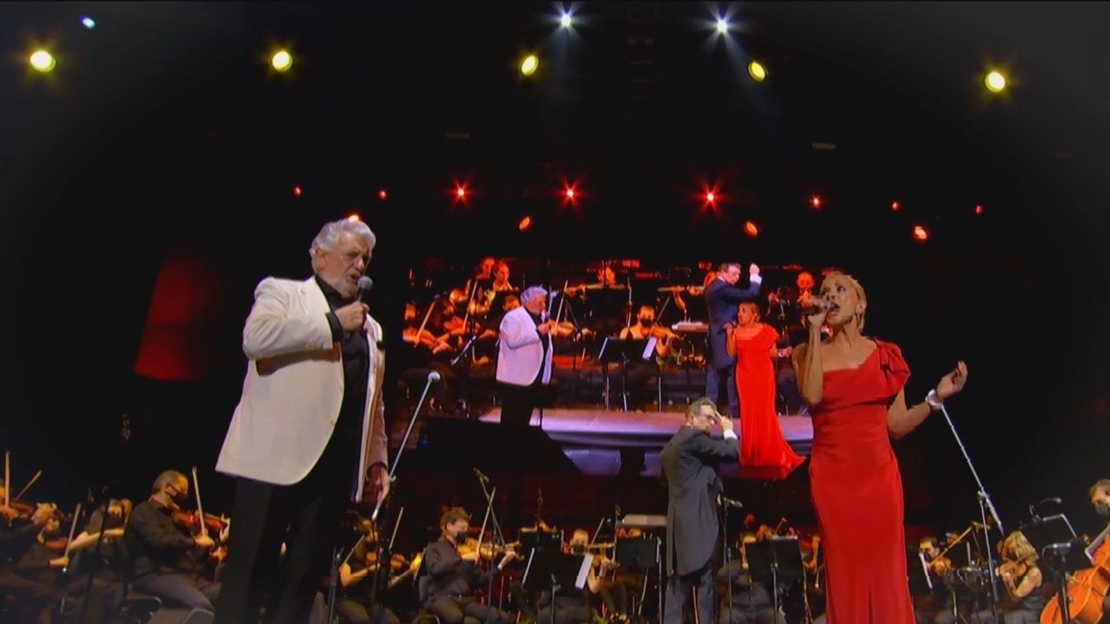 Plácido Domingo y Marta Sánchez ovacionados en Starlite tras cantar el himno de España