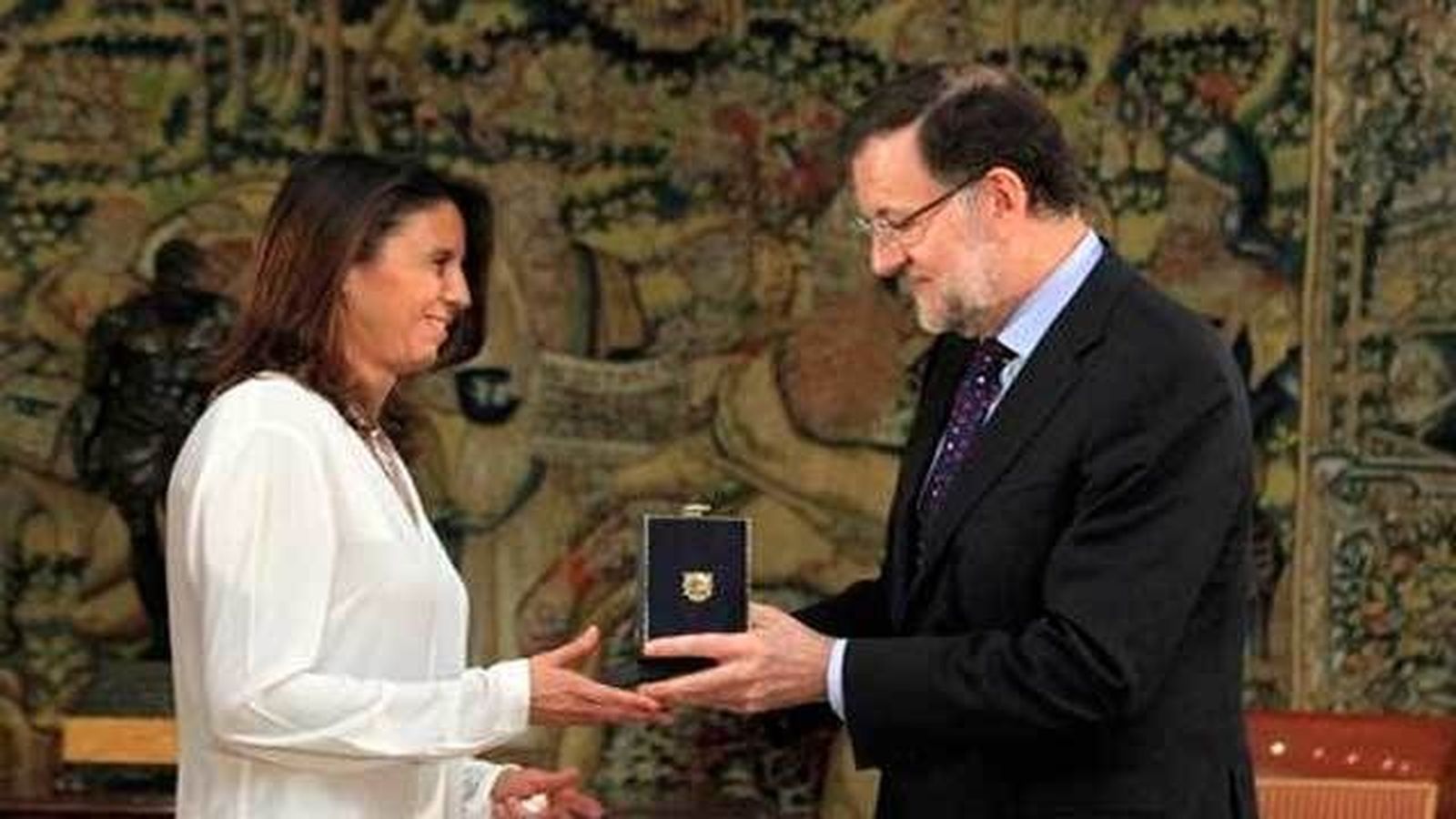 Rajoy entrega la Medalla al Mérito Constitucional a la familia de Vidal-Abarca