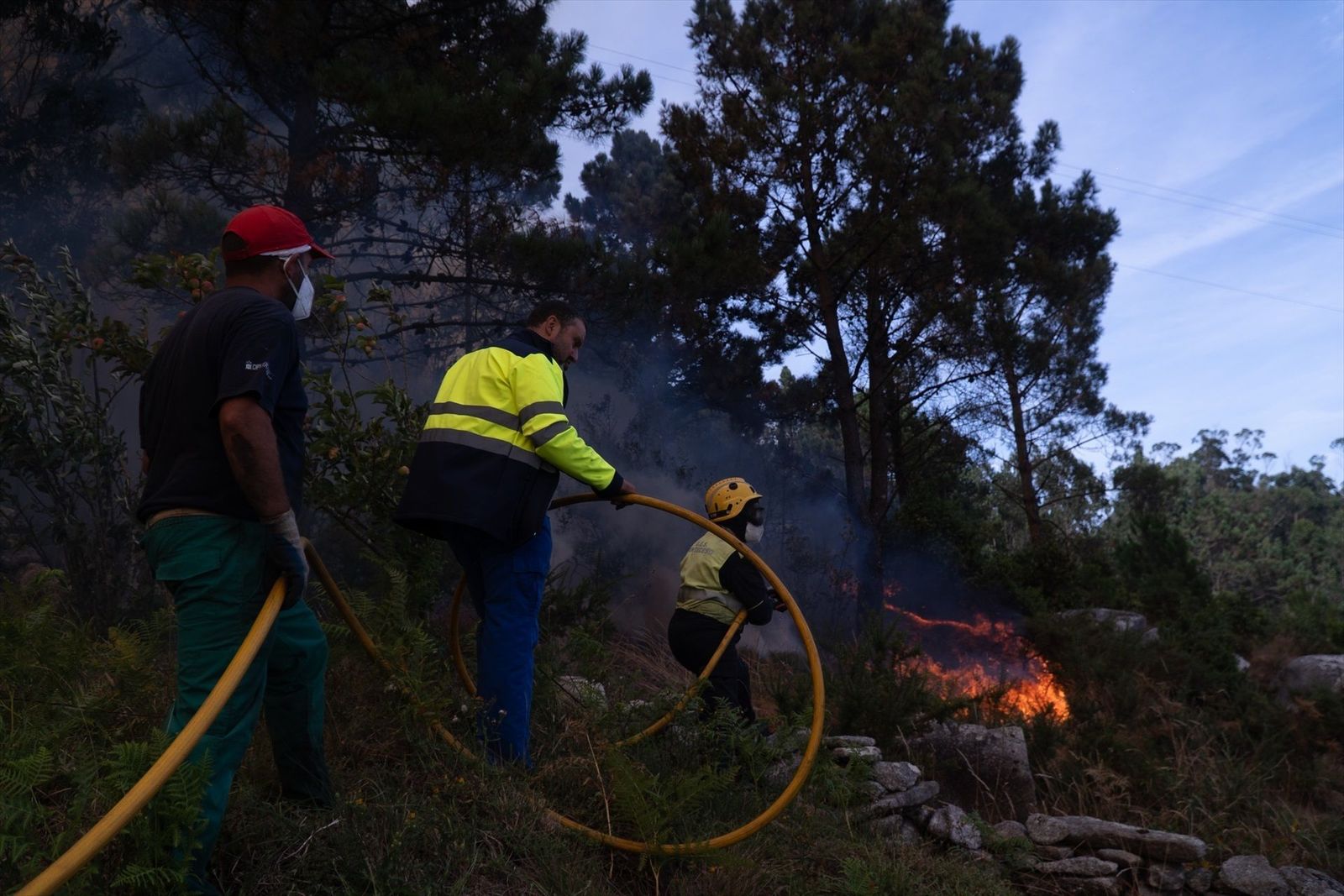 Galicia, en alerta por múltiples incendios: la Xunta califica el de Ponteceso como un "atentado" intencionado