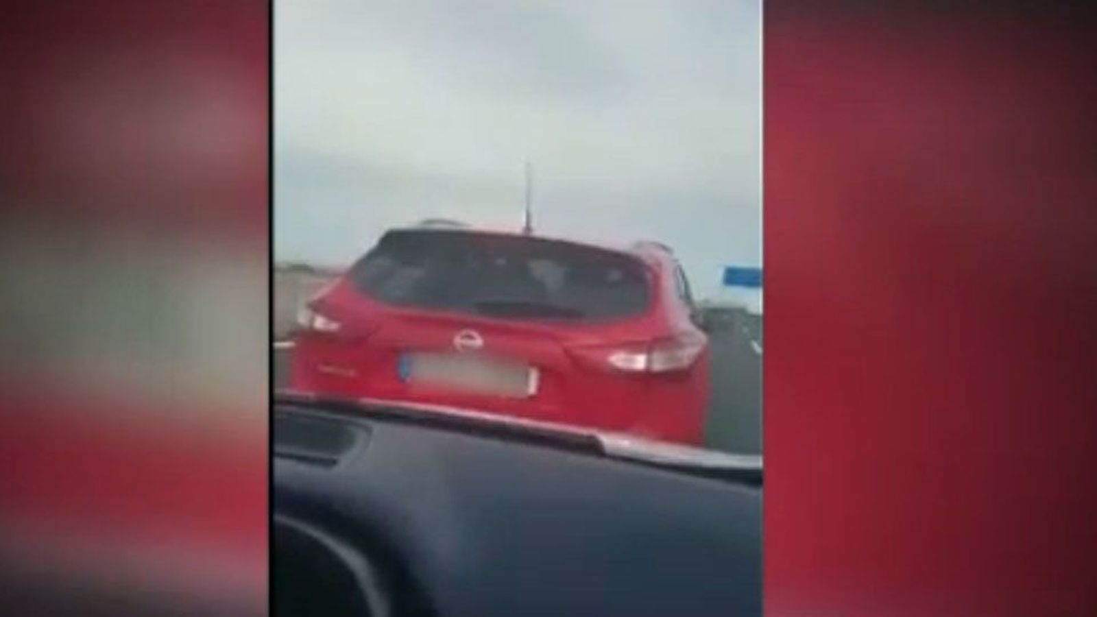 Graban a un conductor cuando intentaba echar de la carretera a otro coche
