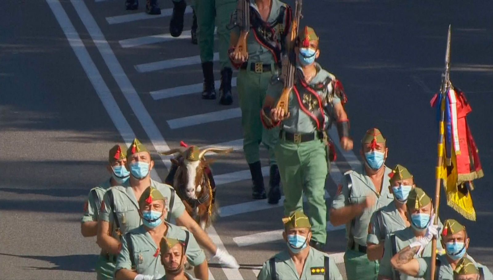 Los caballeros legionarios, a 160 pasos por minuto, desfilan por Madrid
