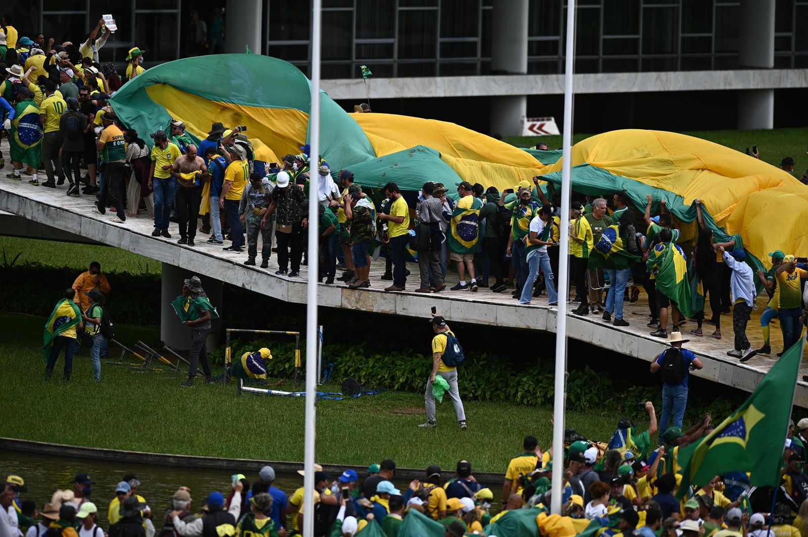 Manifestantes contra los resultados electorales y el gobierno del recién posesionado presidente Lula da Silva invaden el Congreso Nacional, el Supremo Tribunal Federal y el Palacio del Planalto, sede de la Presidencia de la República