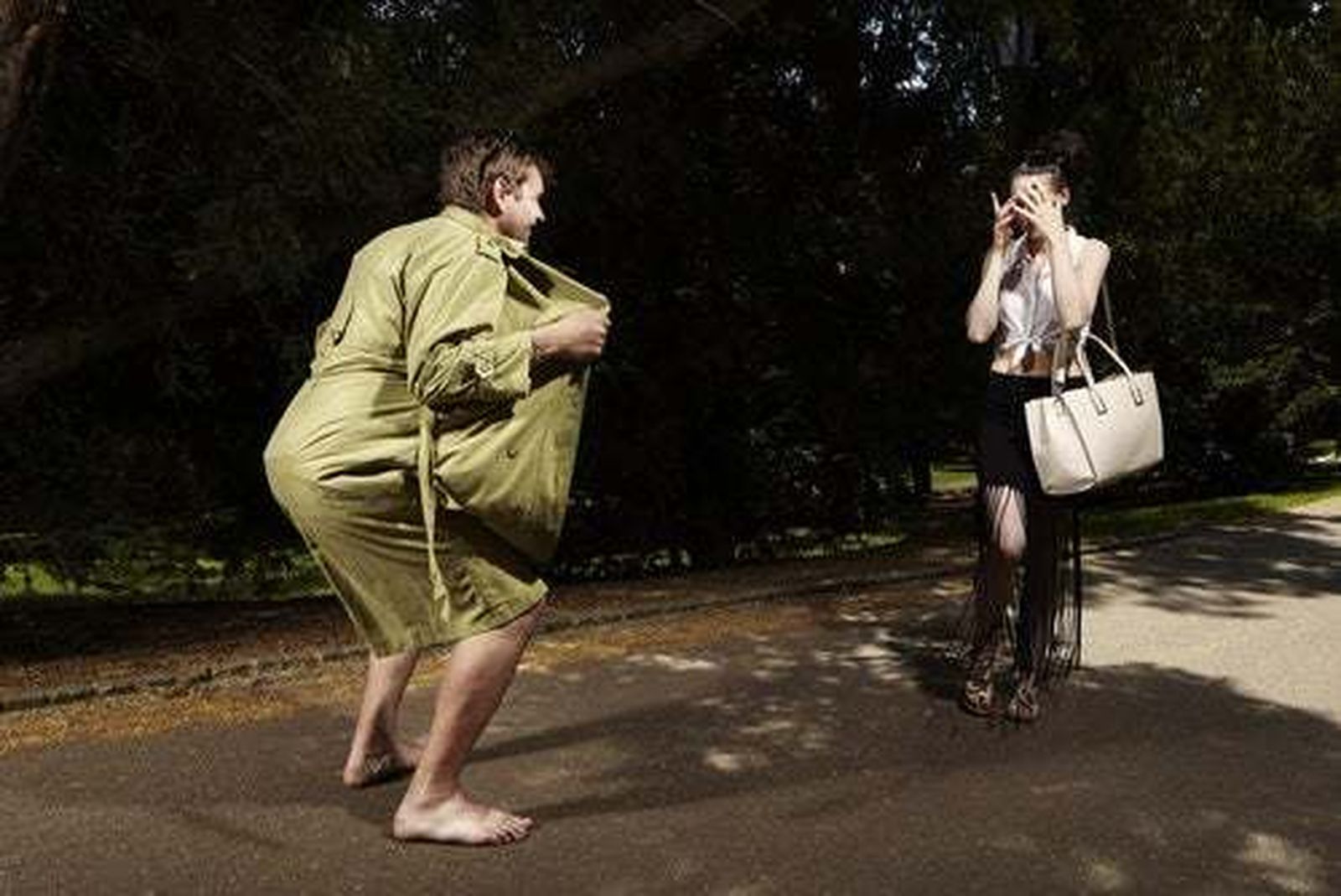 Un hombre practica exhibicionismo en un parque (Figuración)