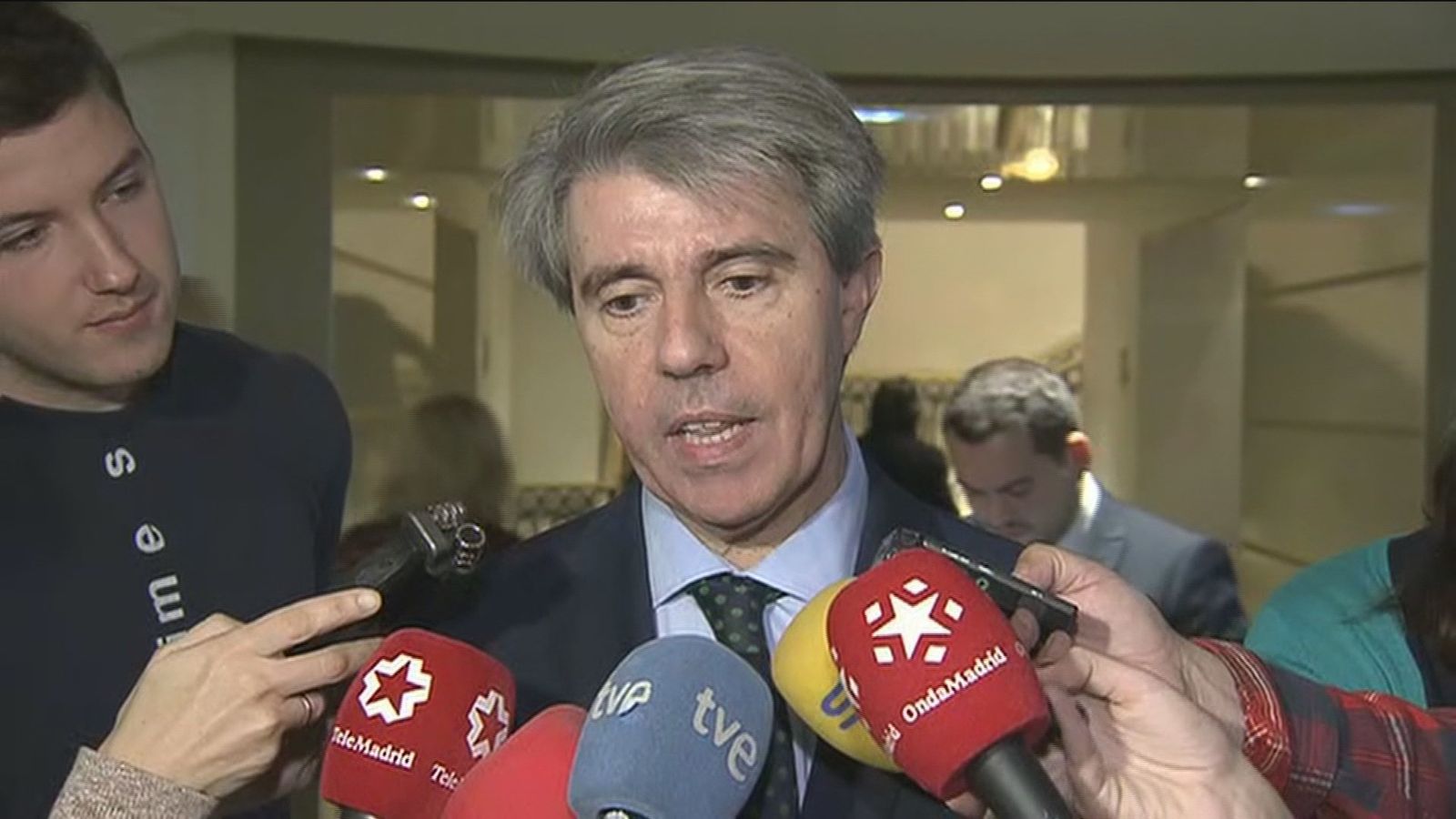 Garrido rechaza la pretensión de los taxistas de exigir que decida el Ayuntamiento la precontratación