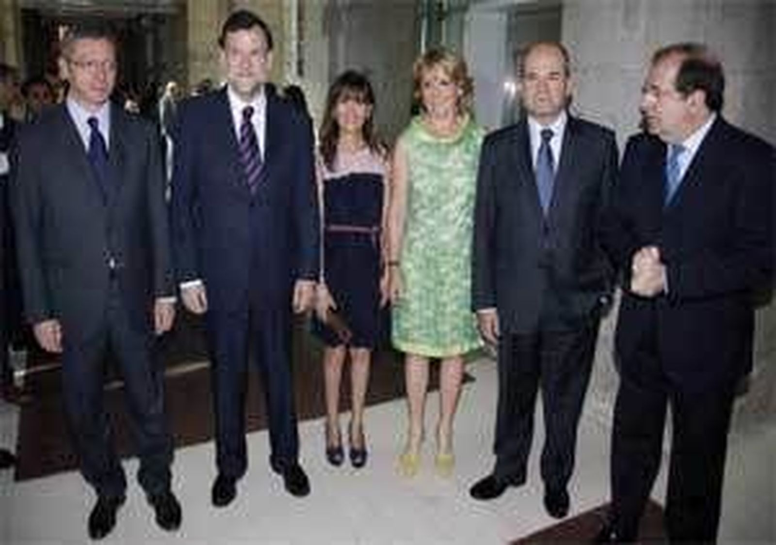 Chaves, Rajoy, Herrera y una nutrida presencia municipal en la toma de posesión de Aguirre