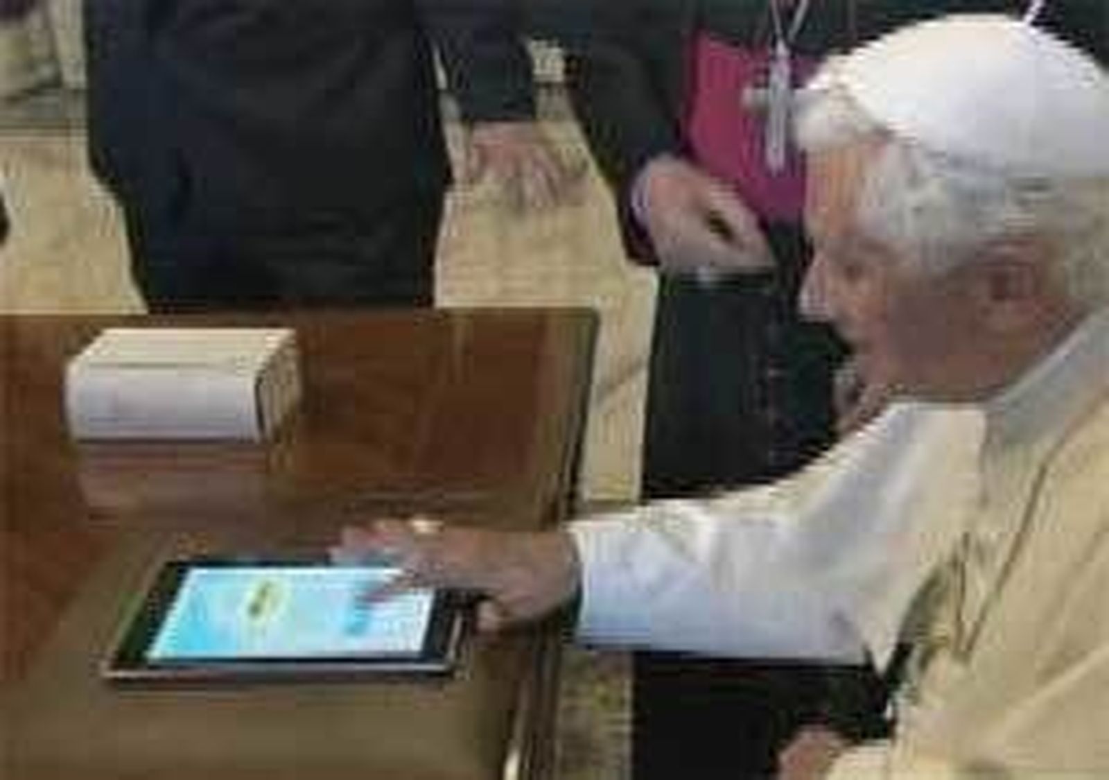 El Papa "tuitea" por primera vez al inaugurar nueva página web del Vaticano