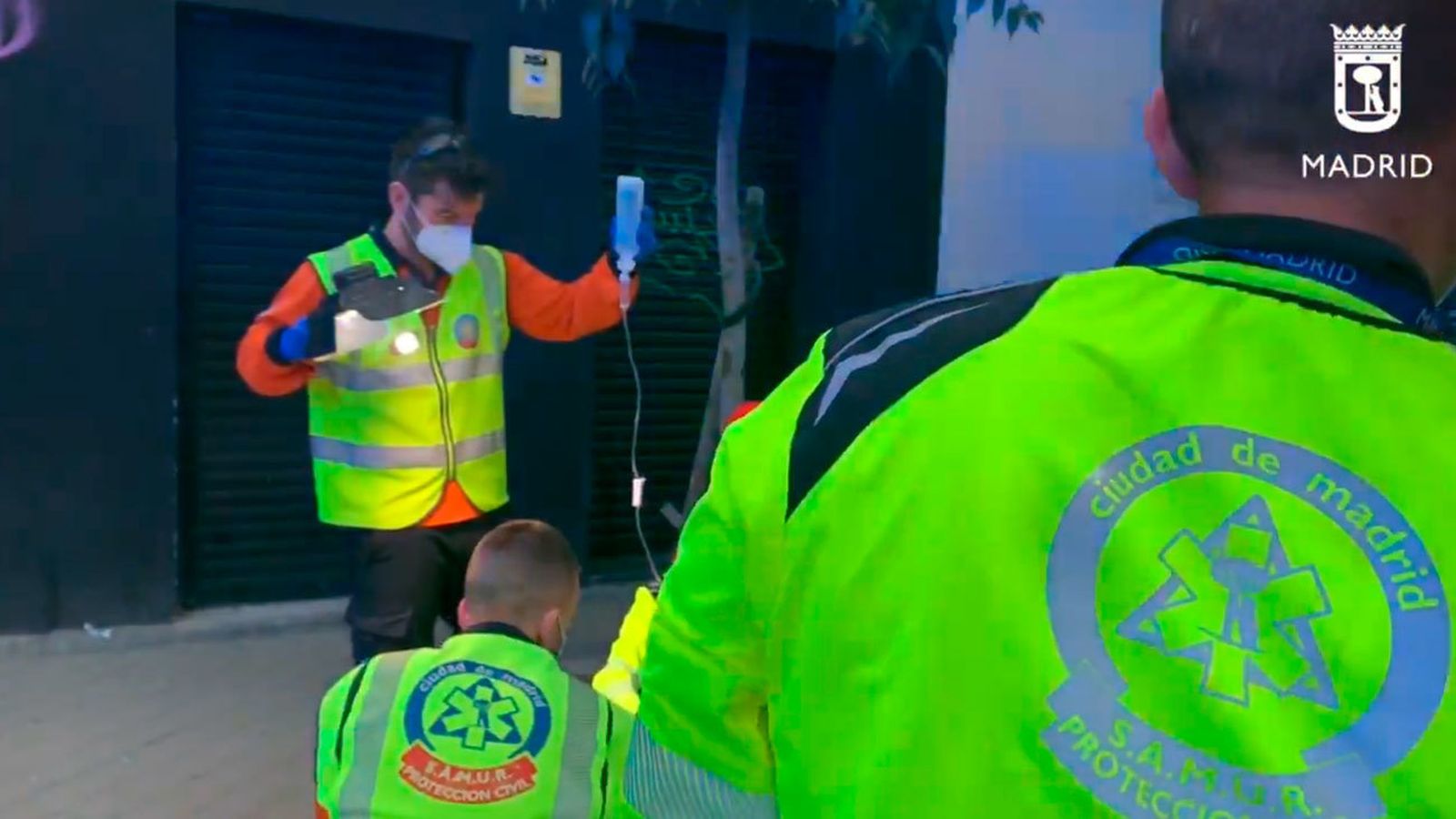 Personal médico atiende a uno de los heridos en la reyerta de Aluche