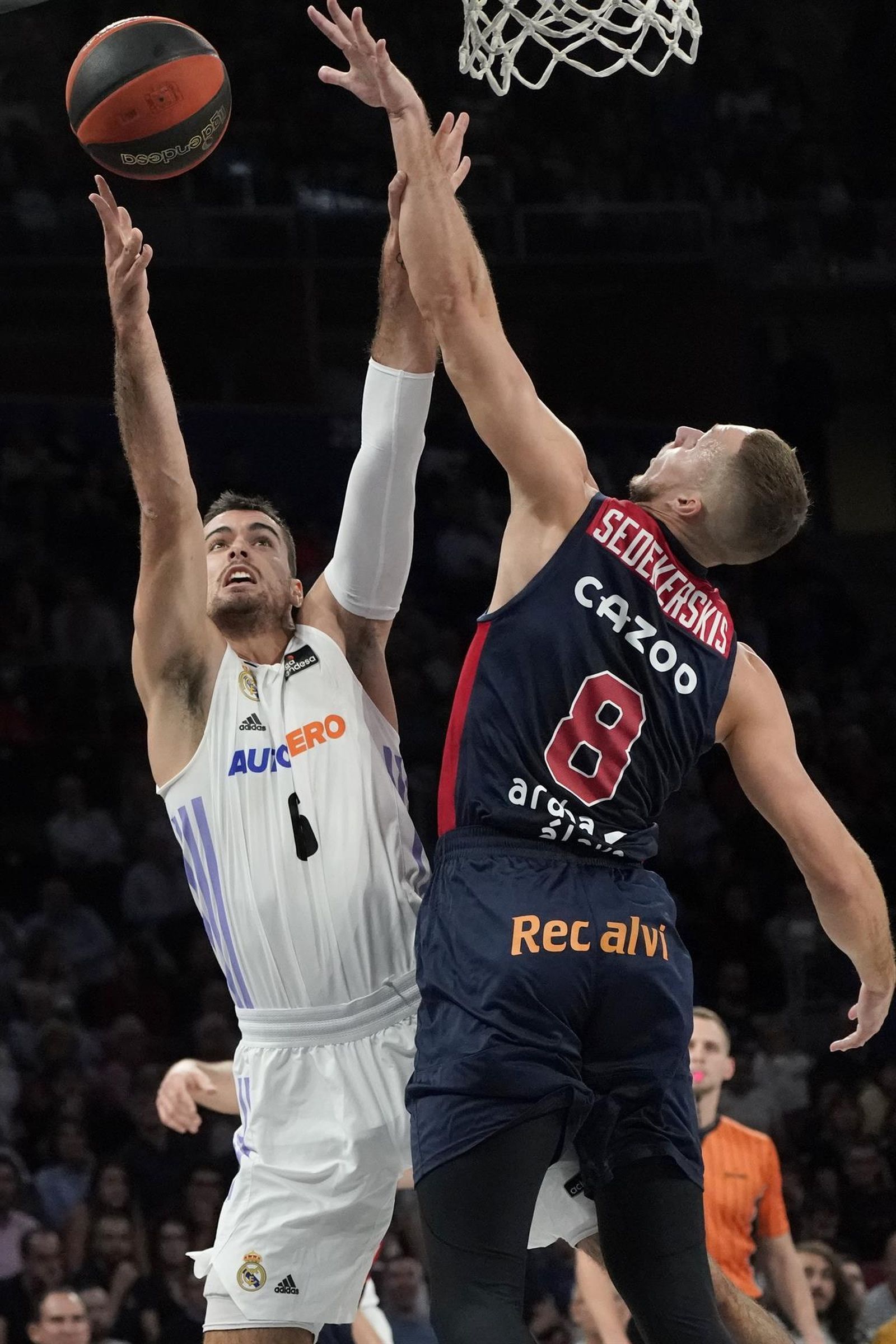 El alero del Real Madrid, Alberto Abalde disputa un rebote ante el jugador lituano del Baskonia, Tadas Sedekerskis