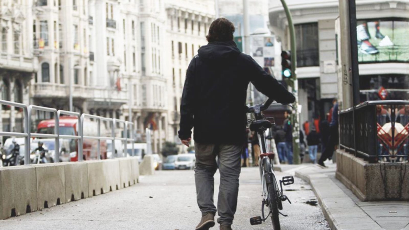 Un hombre pasea con su bicicleta por la nueva Gran Vía