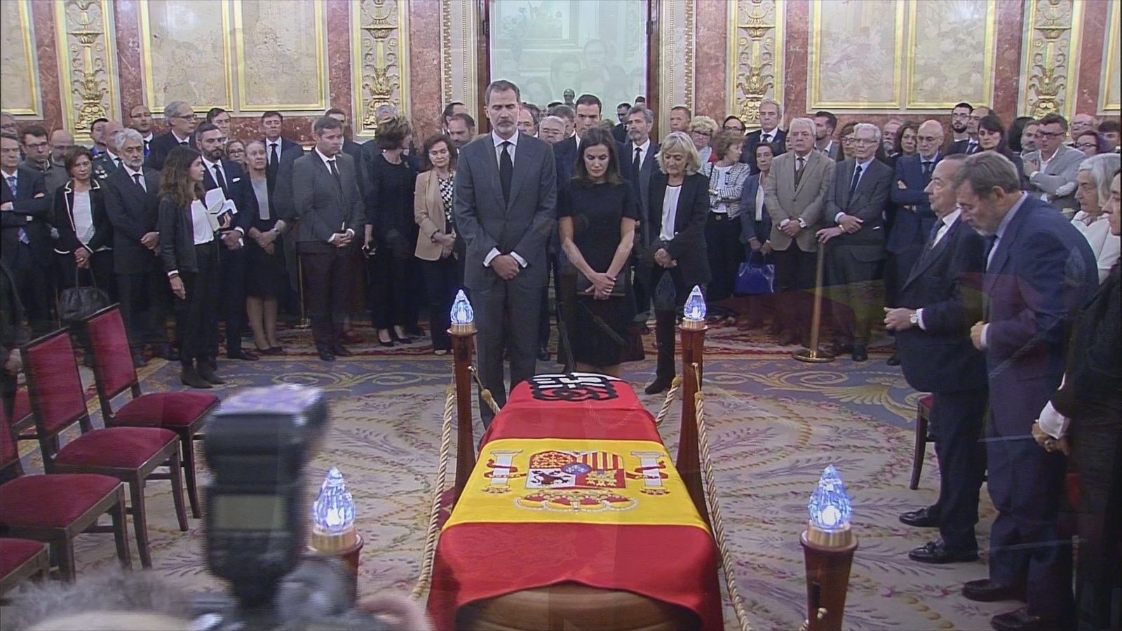 Los Reyes despiden a Pérez Rubalcaba en el Congreso
