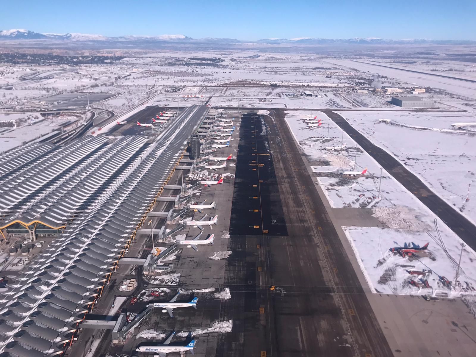 Aeropuerto de Barajas con nieve en algunas de sus instalaciones
